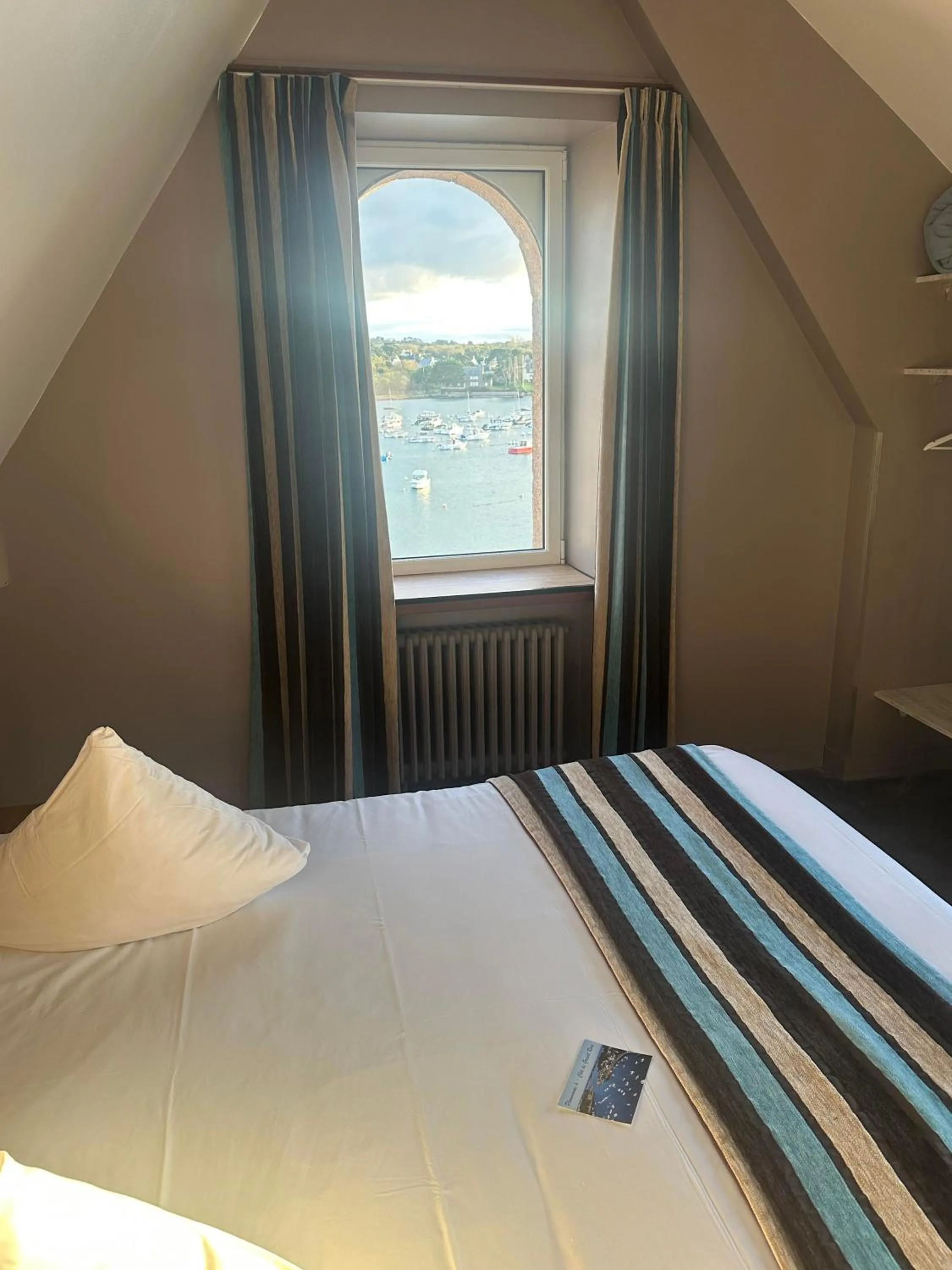 Bed in Hôtel des Rochers