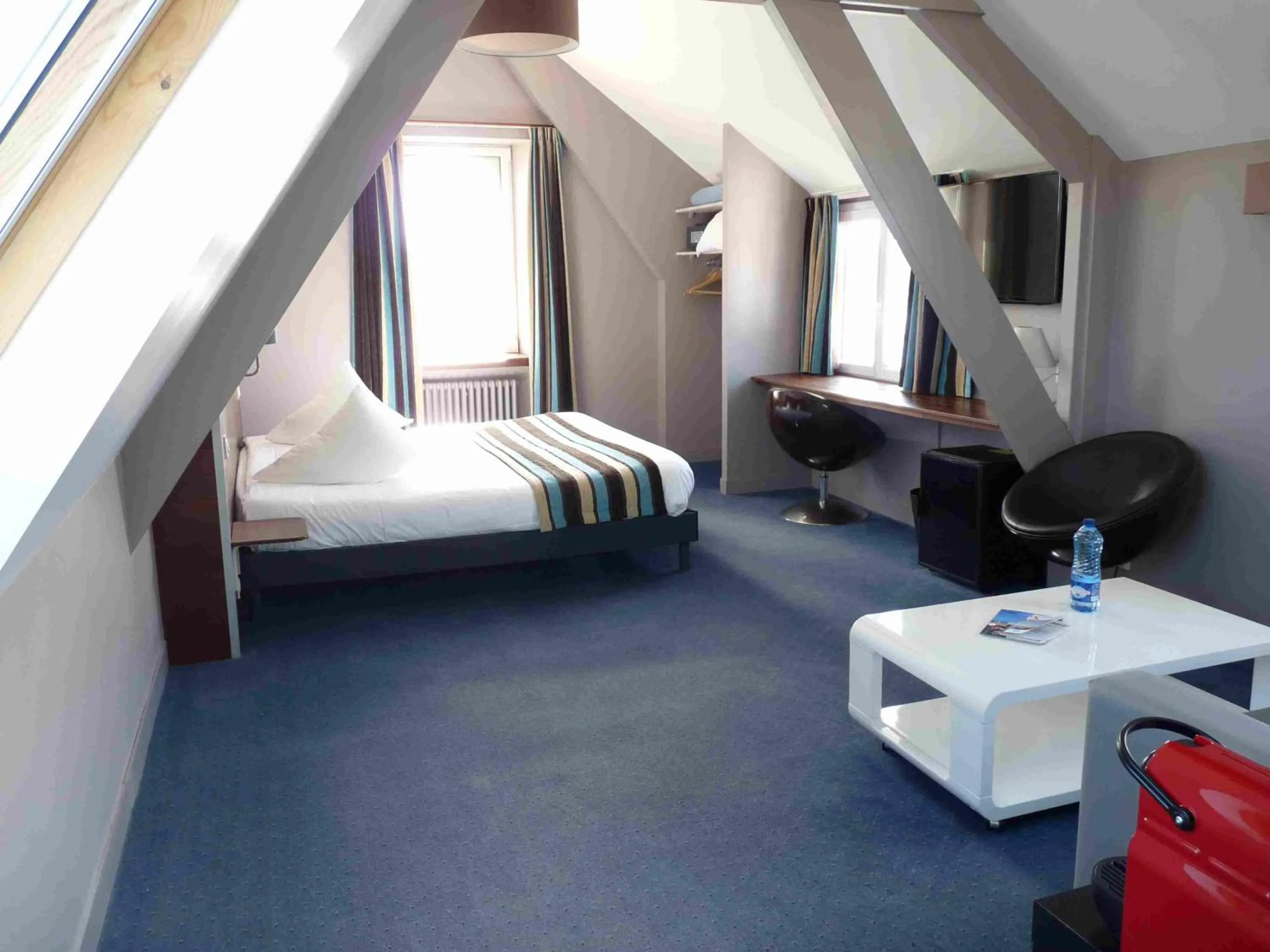 Coffee/tea facilities, Bed in Hôtel des Rochers