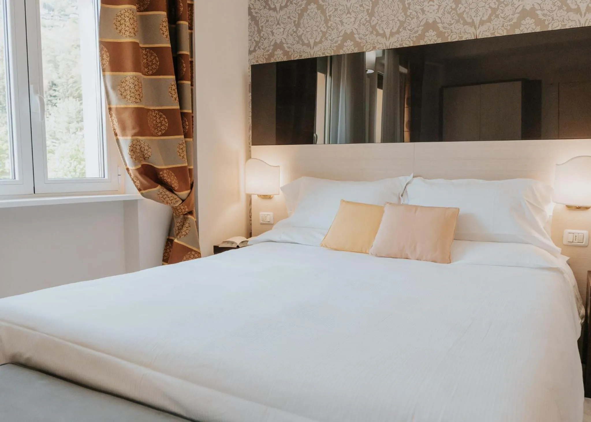 Deluxe Double or Twin Room with Mountain View in Hotel Flora