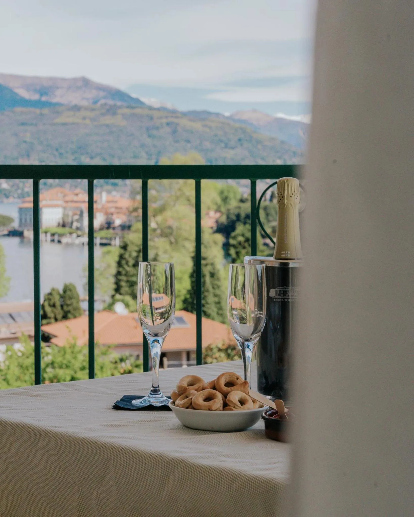 Deluxe Double or Twin Room with Lake View in Hotel Flora