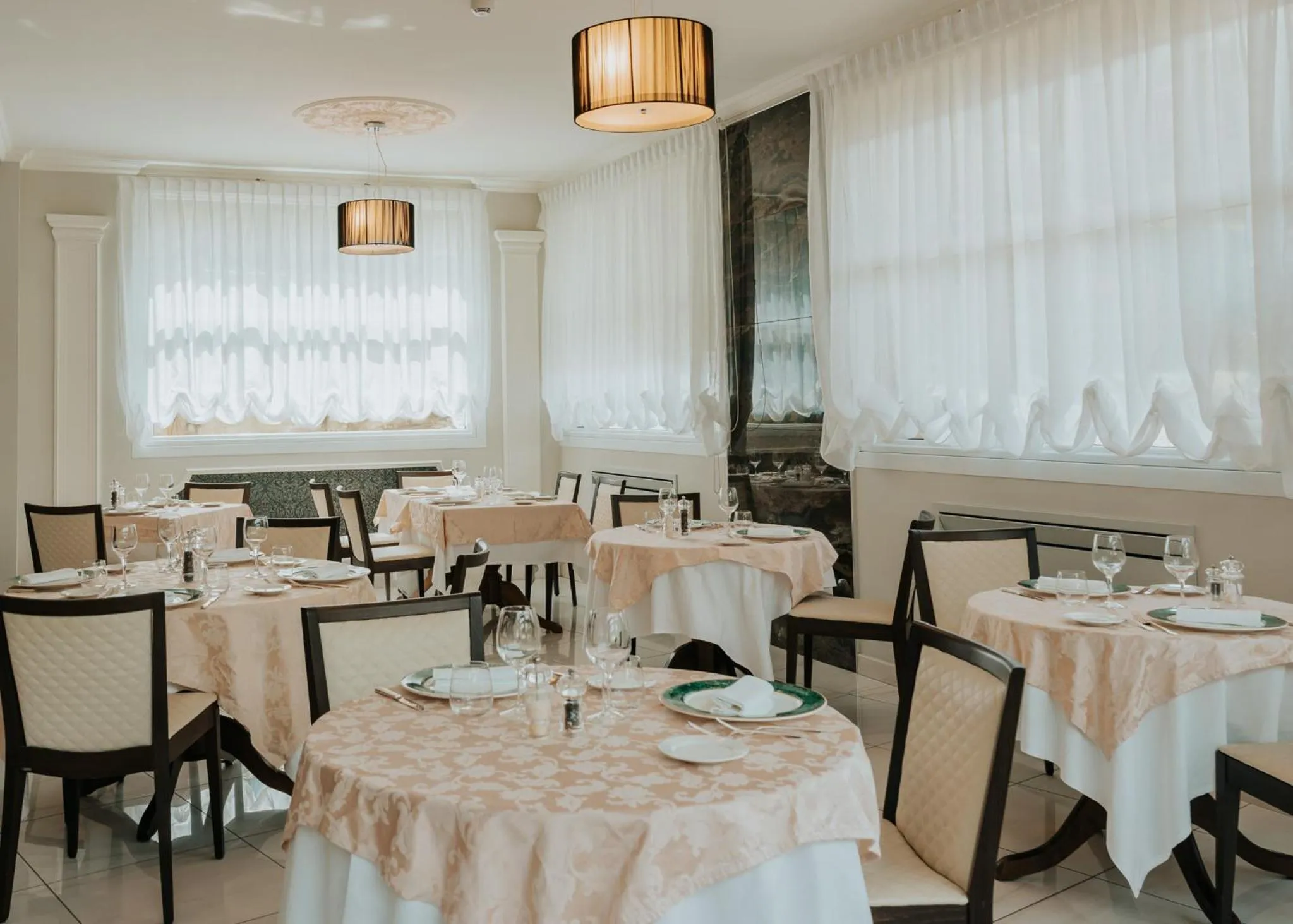 Restaurant/places to eat in Hotel Flora