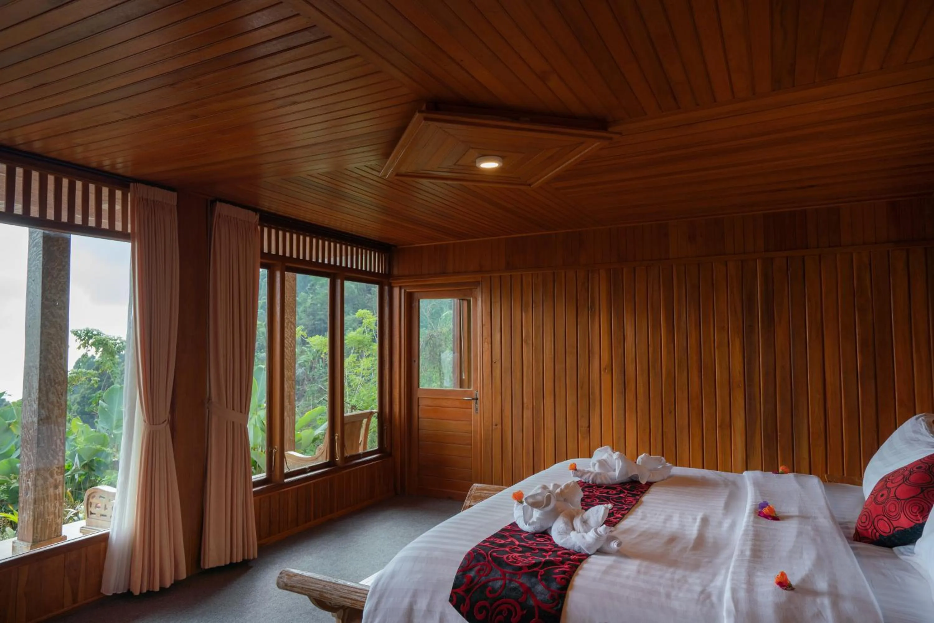 Bed in Munduk Menir Villas