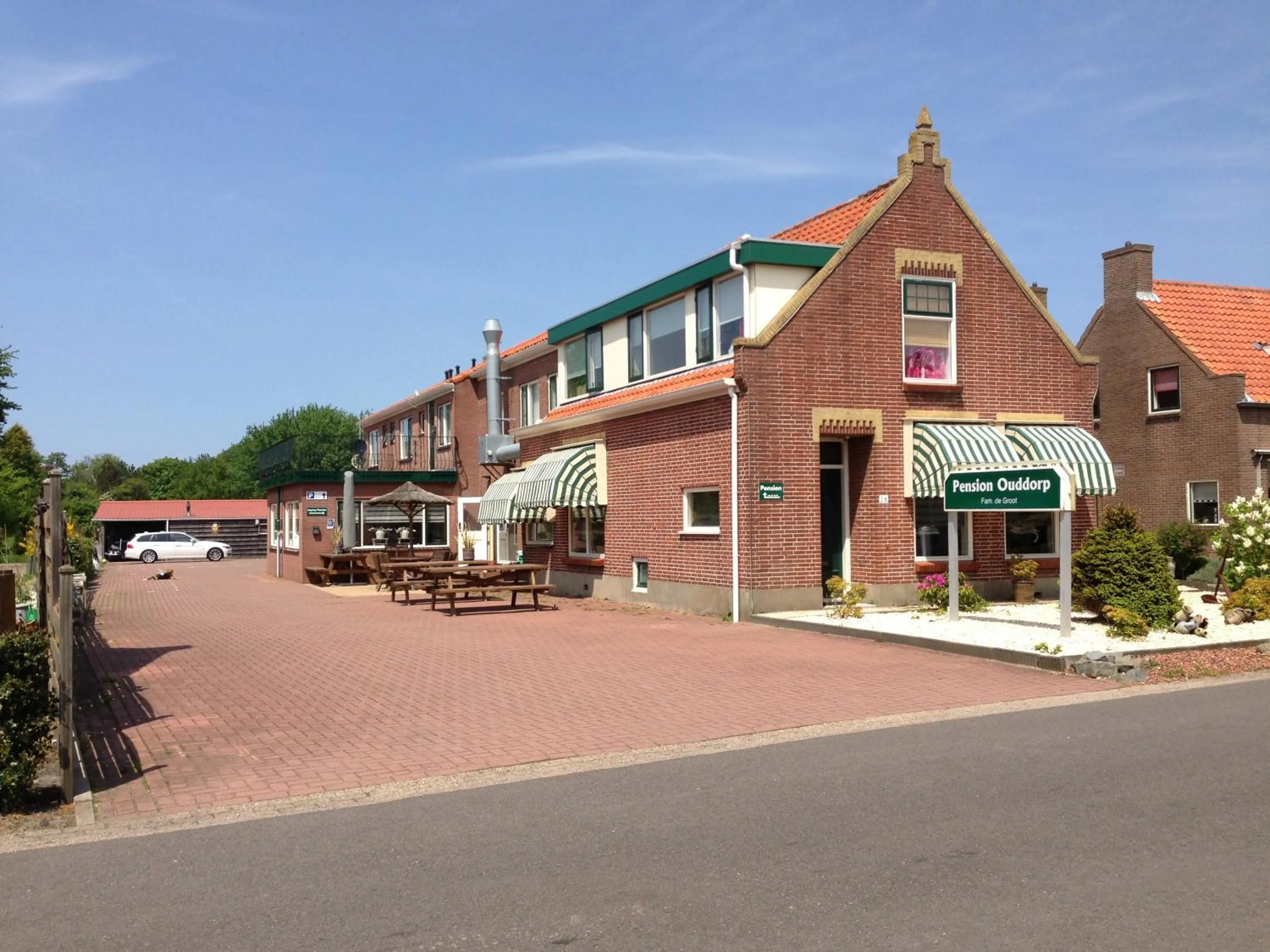 Property building in Ouddorp Connection Guesthouse - Ouddorp