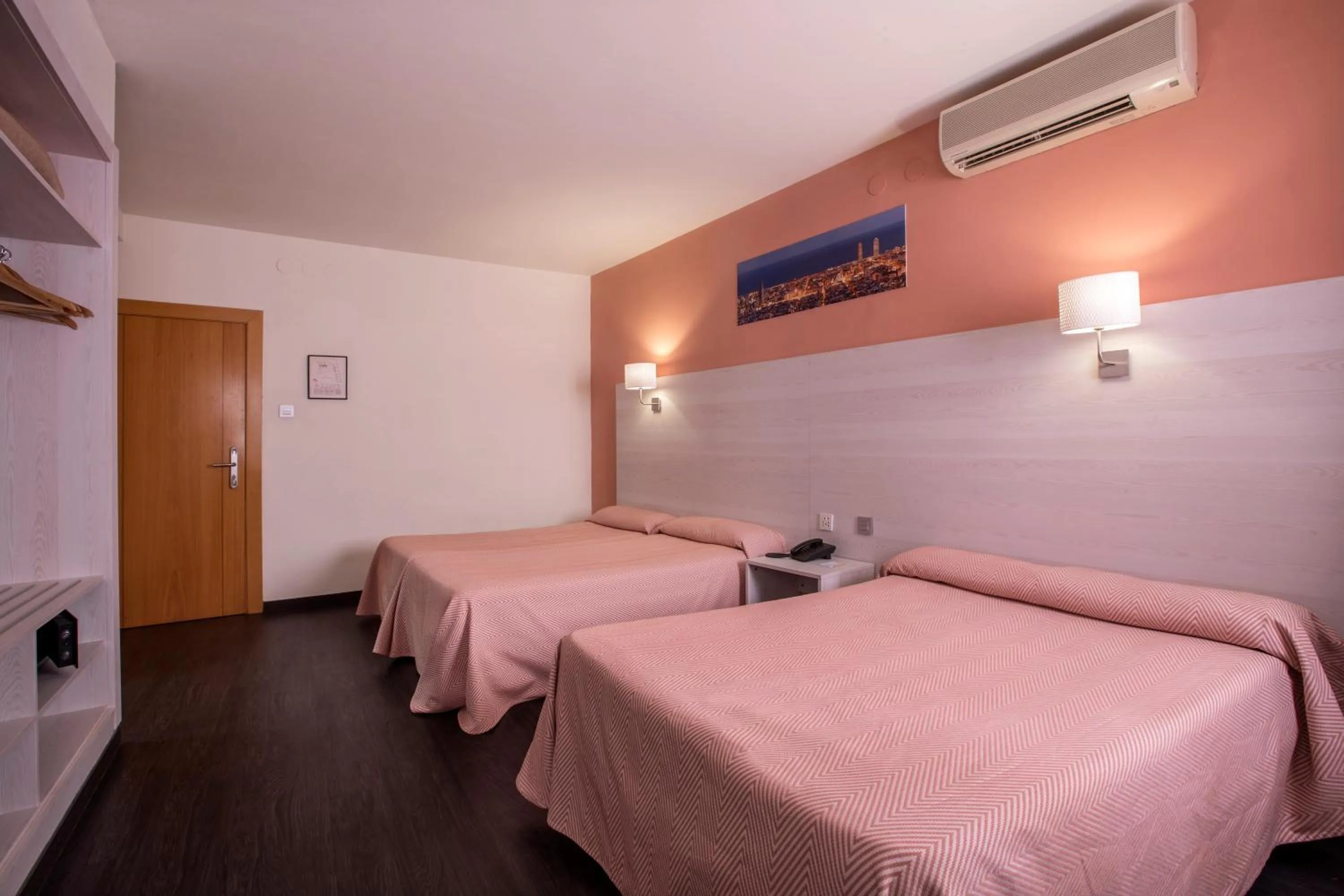 Photo of the whole room, Bed in Cuatro Naciones