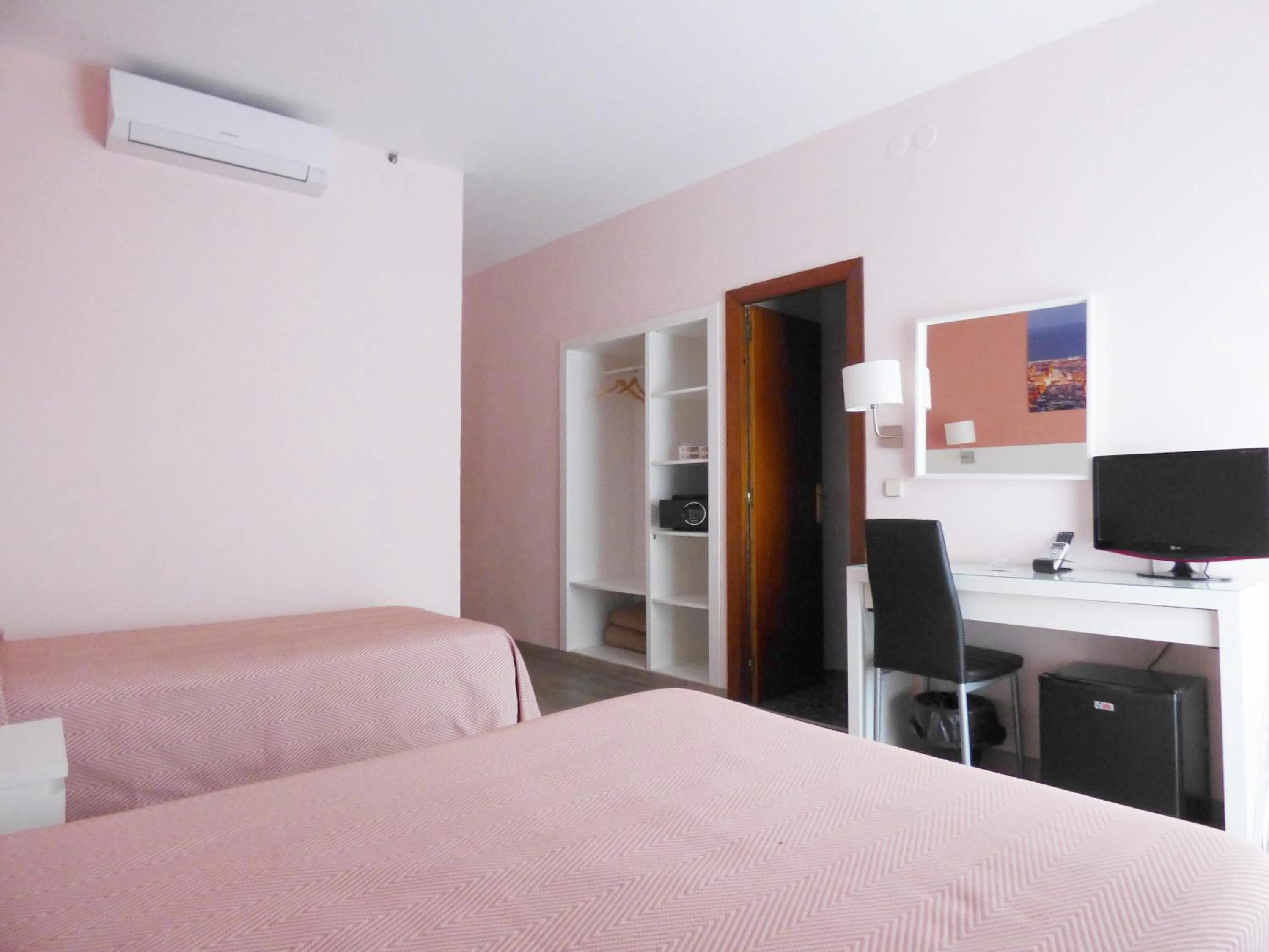 Photo of the whole room, Bed in Cuatro Naciones