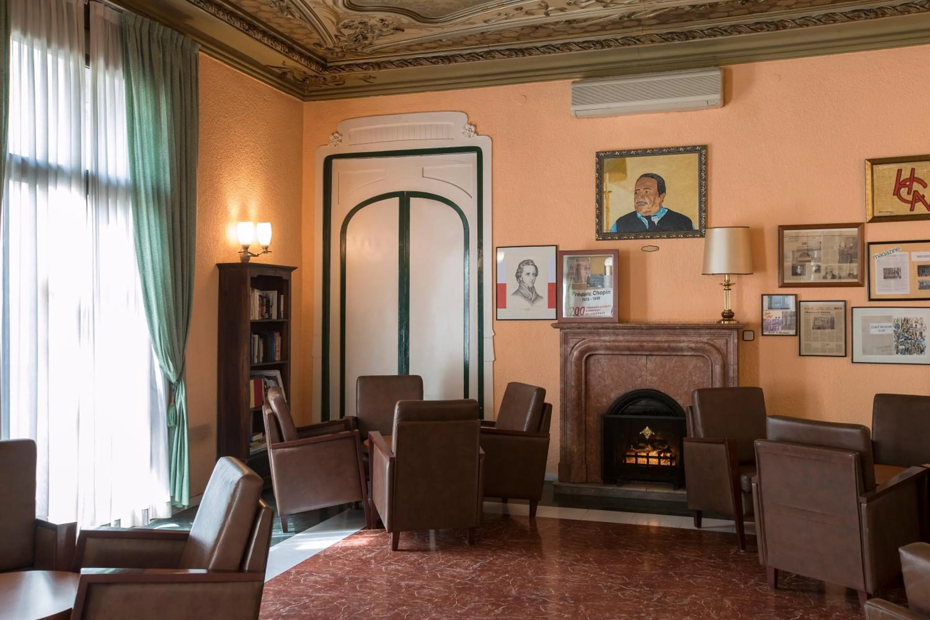 Library in Cuatro Naciones