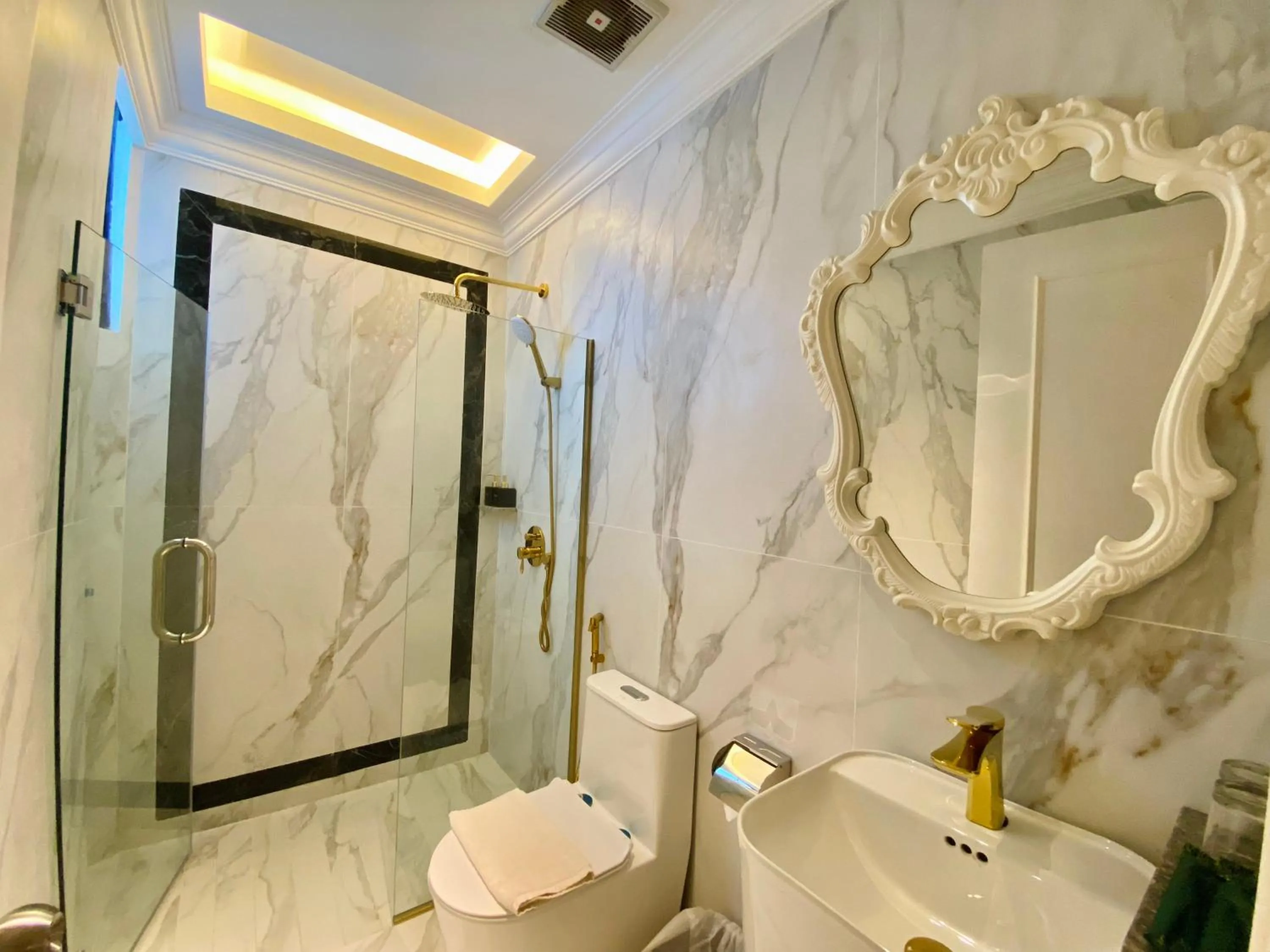 Shower in Grand Eska Hotel & Suites Batam