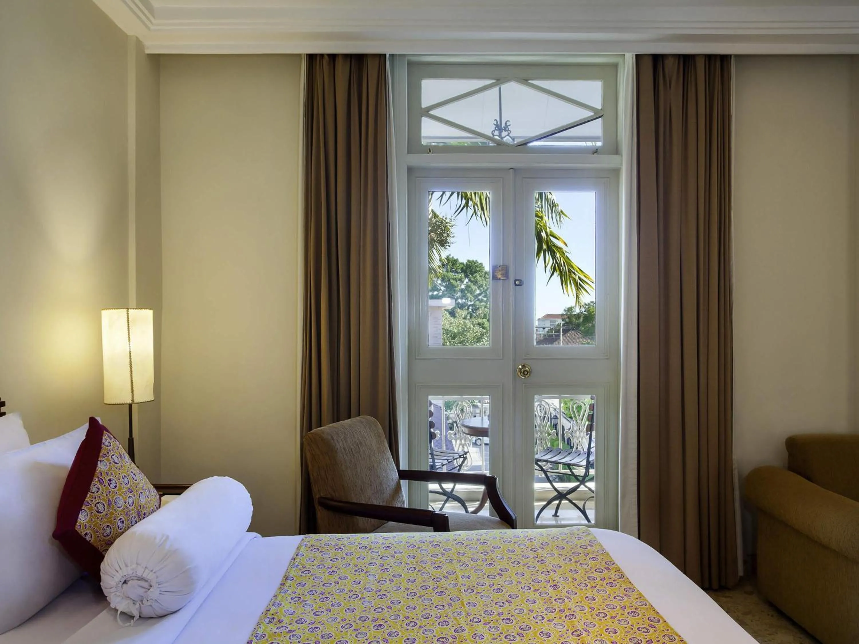 Photo of the whole room, Bed in The Phoenix Hotel Yogyakarta - Handwritten Collection