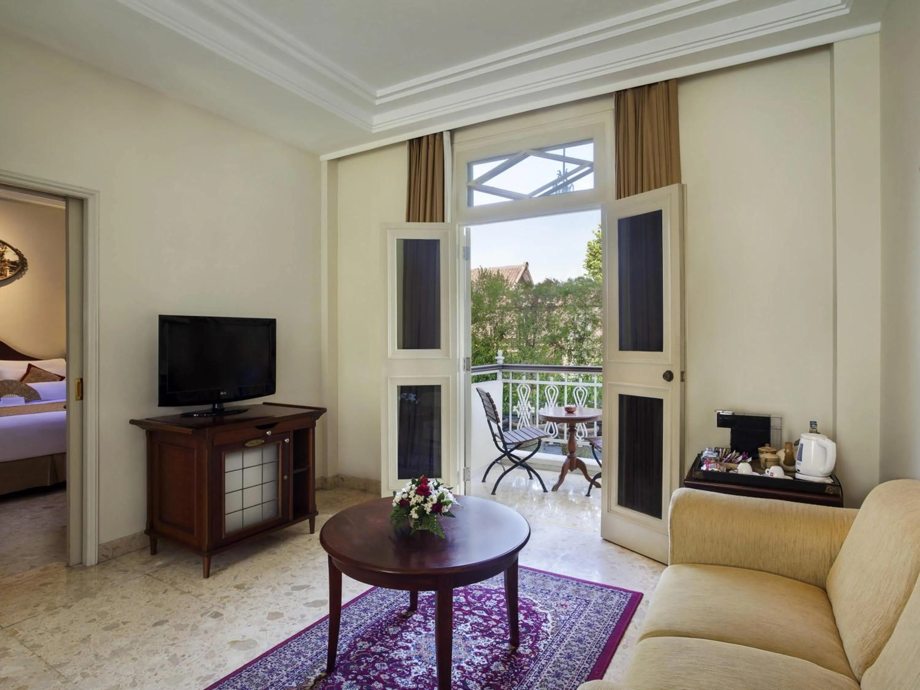 Photo of the whole room, Bed in The Phoenix Hotel Yogyakarta - Handwritten Collection