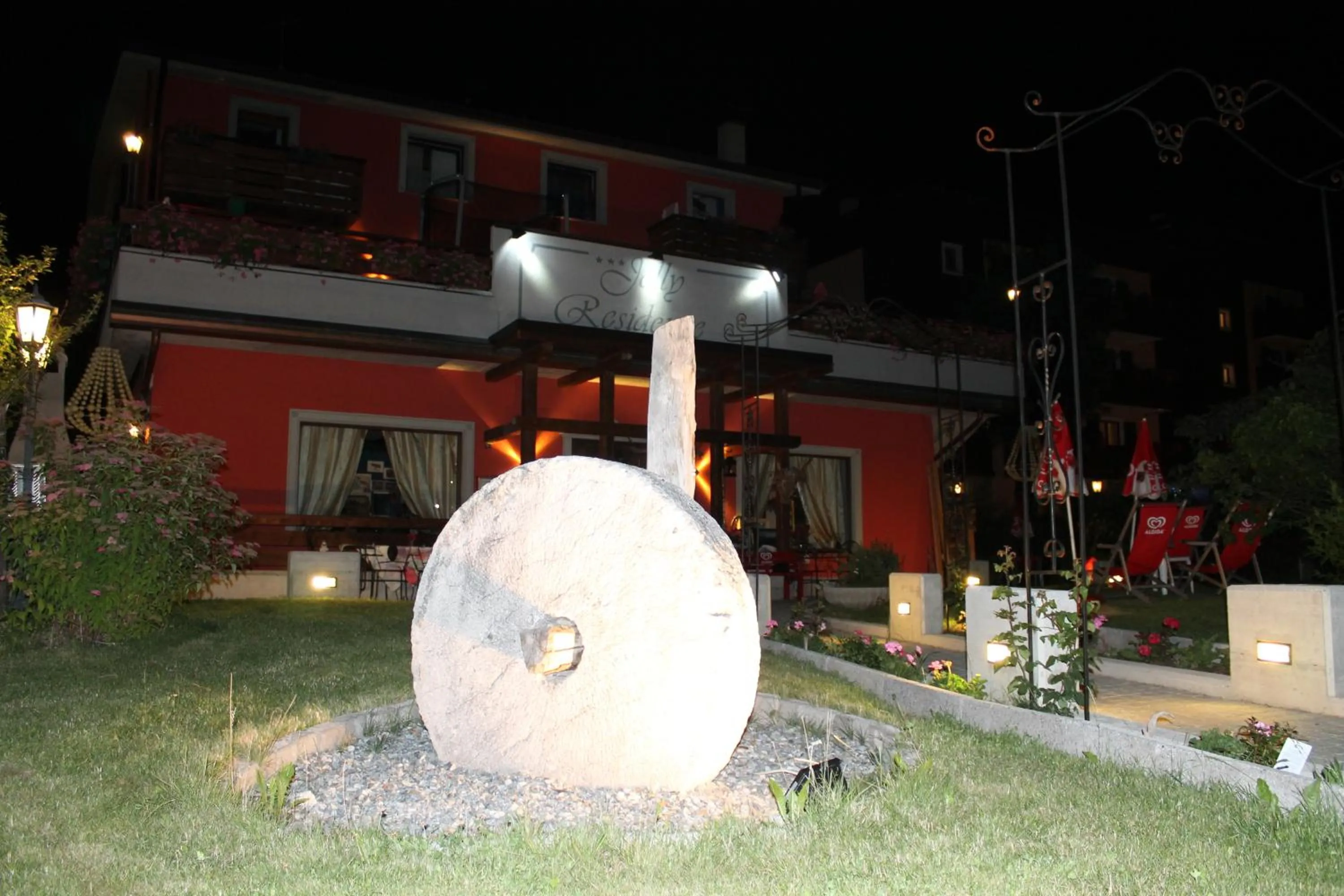 Facade/entrance in Jolly Residence