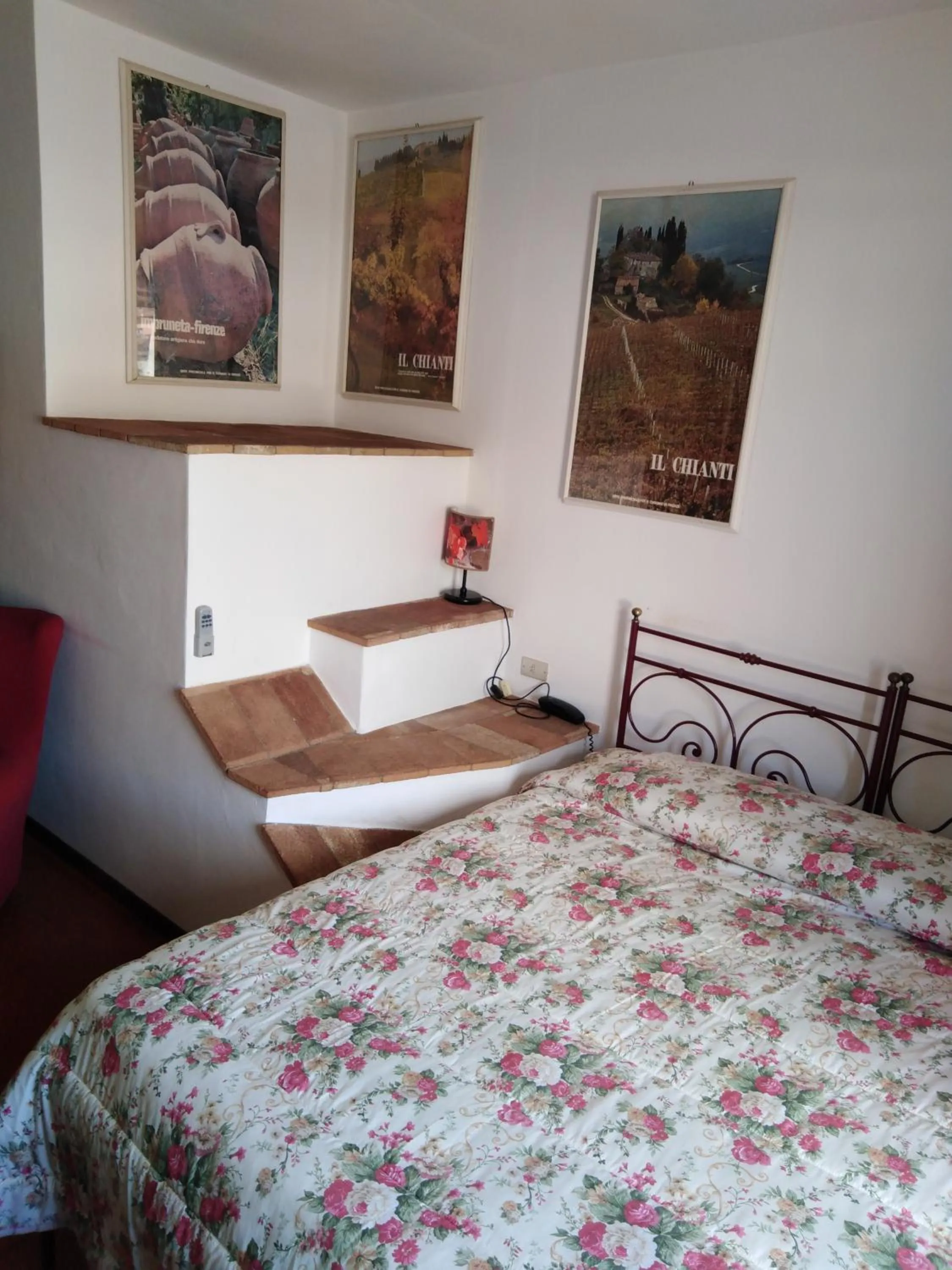 Photo of the whole room, Bed in Albergo Giovanni Da Verrazzano