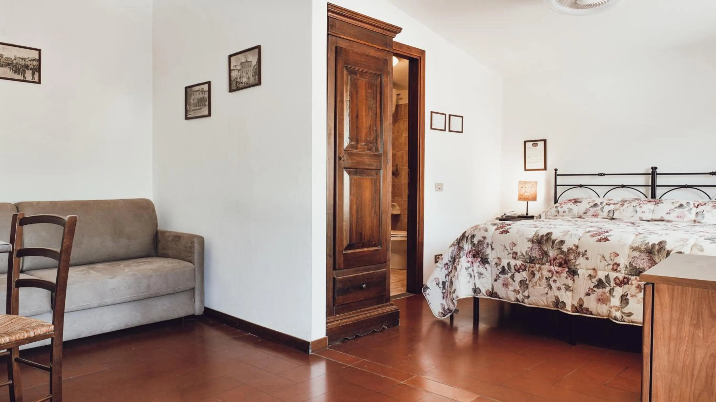 Living room, Bed in Albergo Giovanni Da Verrazzano