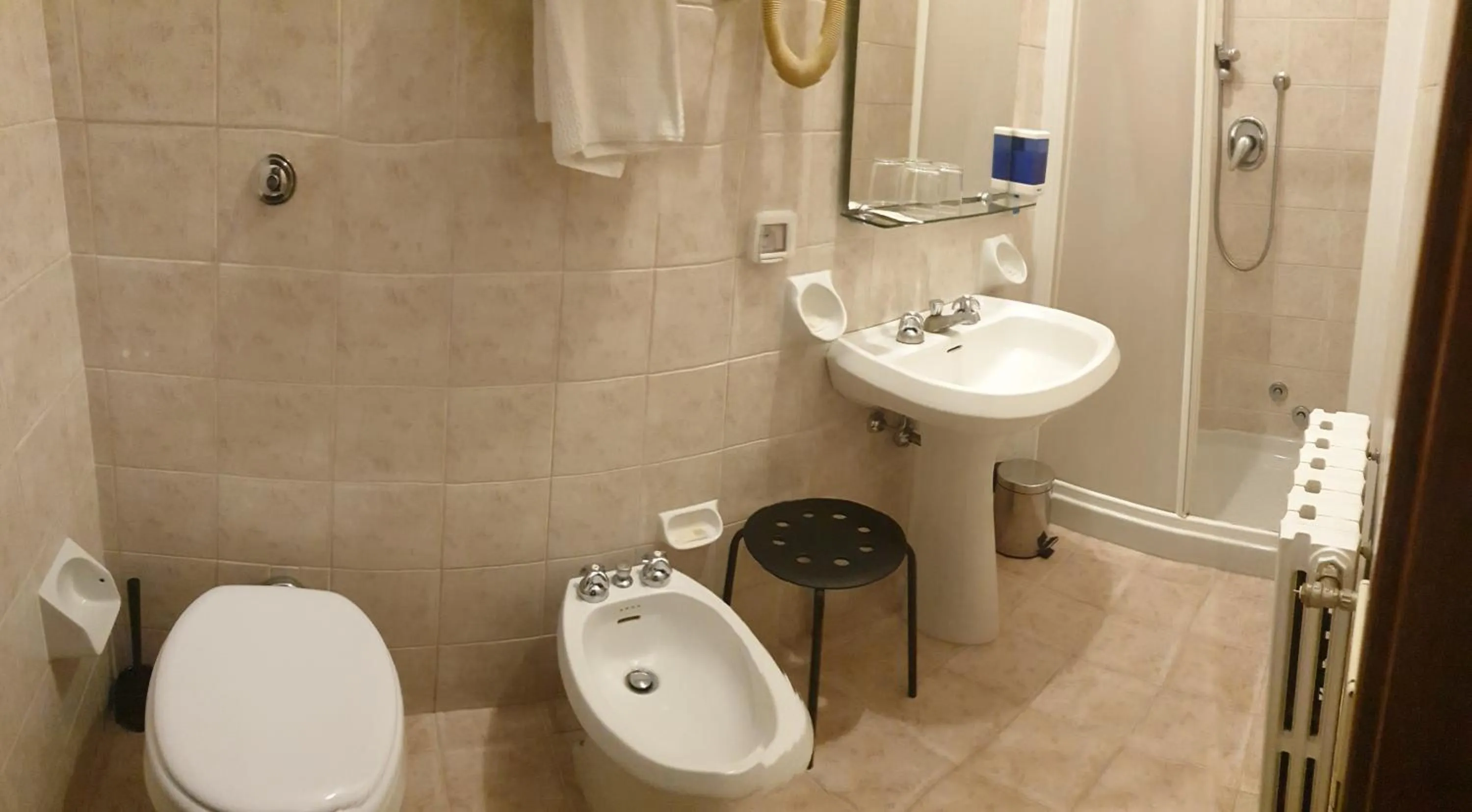 Bathroom in Albergo Giovanni Da Verrazzano