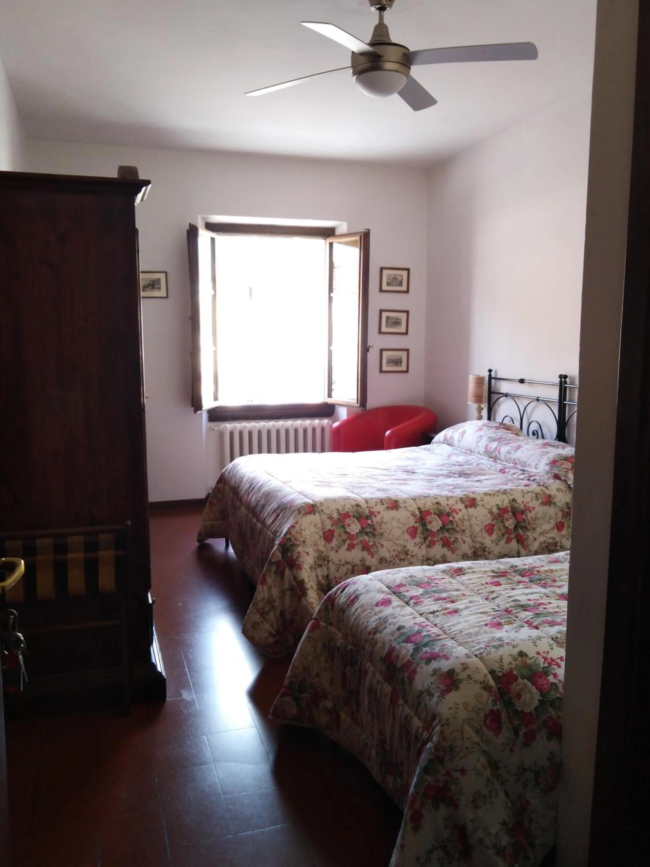 Photo of the whole room, Bed in Albergo Giovanni Da Verrazzano