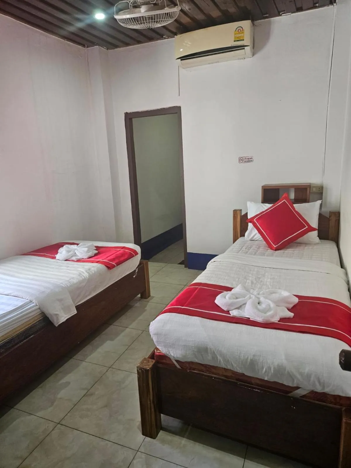 Twin Room with Bathroom in Chitlatda Bila House