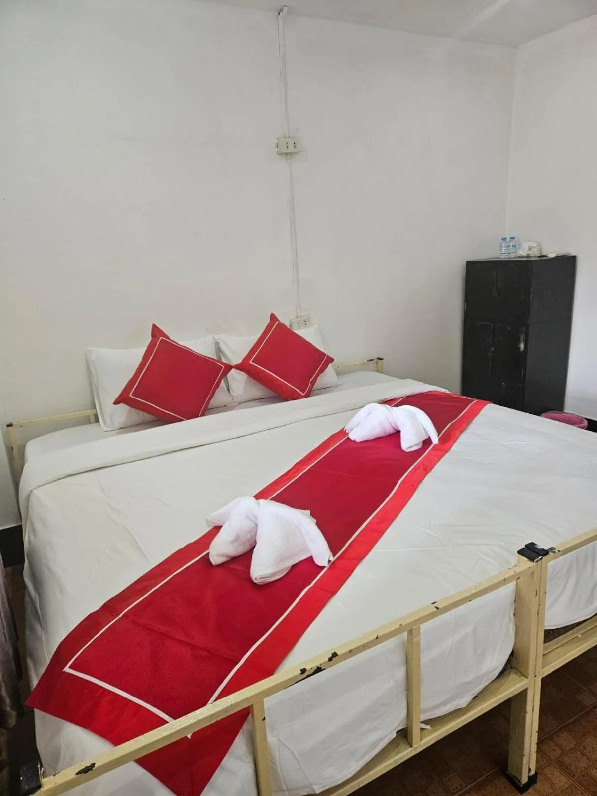 Queen Room with Shared Bathroom in Chitlatda Bila House