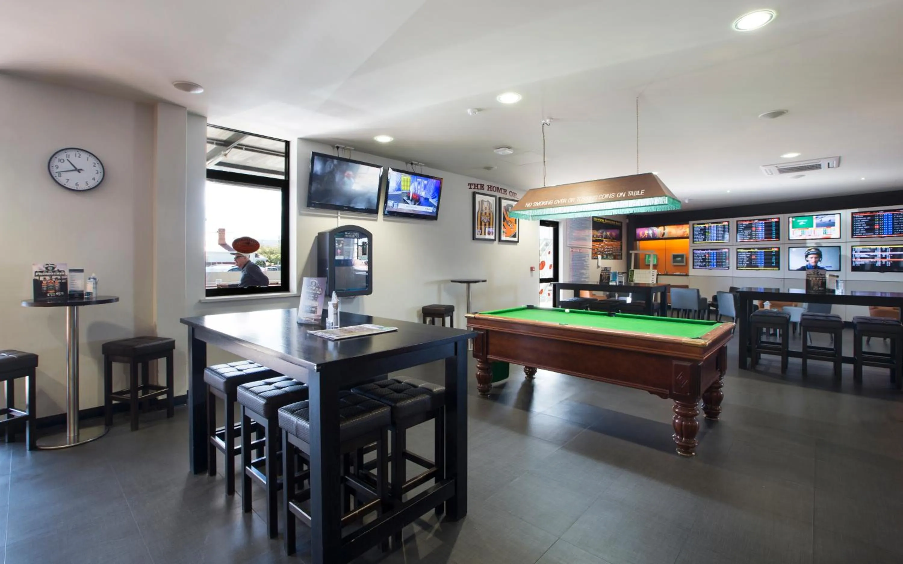 Drinks in Mowbray Hotel