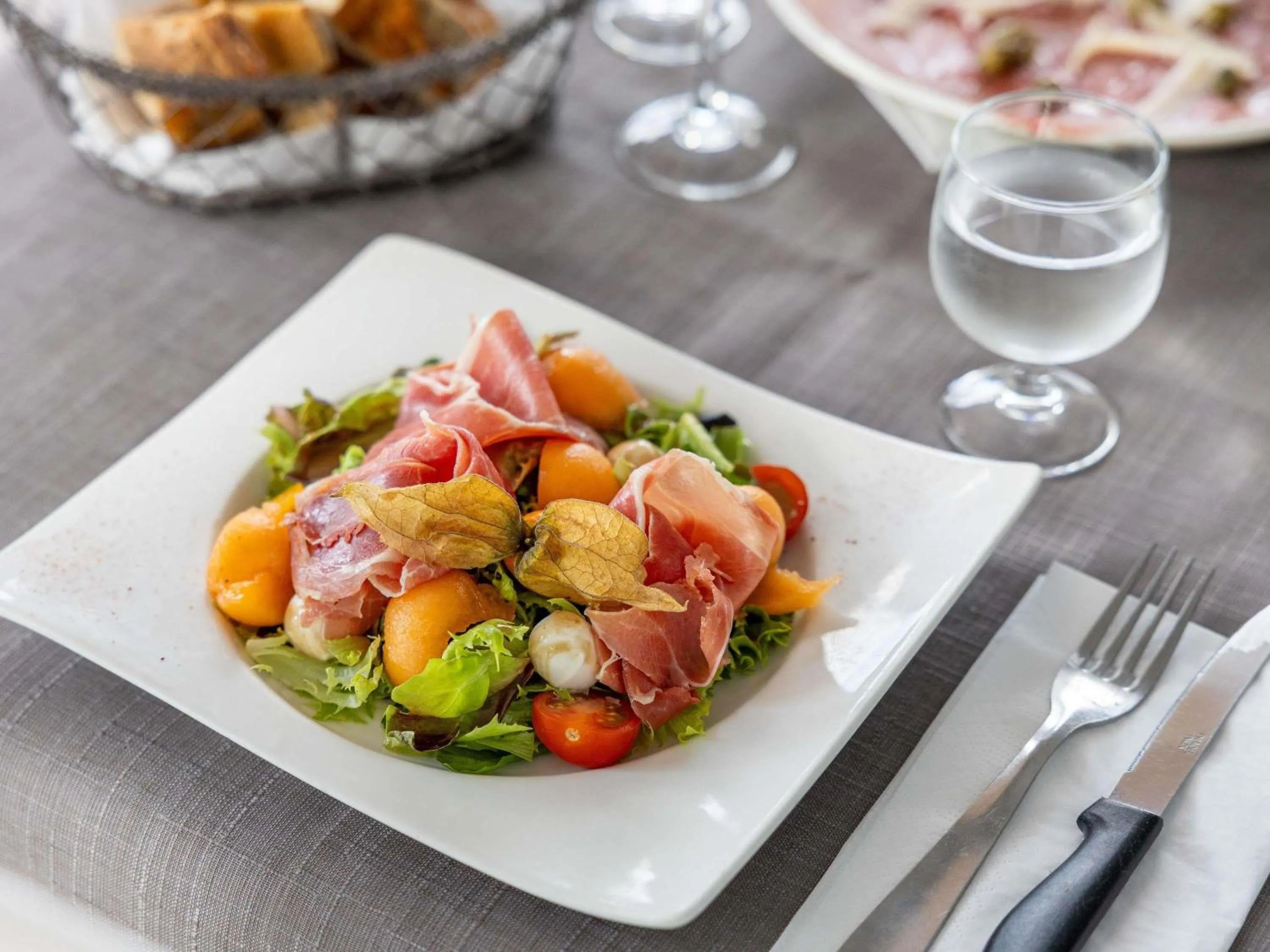 Restaurant/places to eat in ibis styles Dax Centre