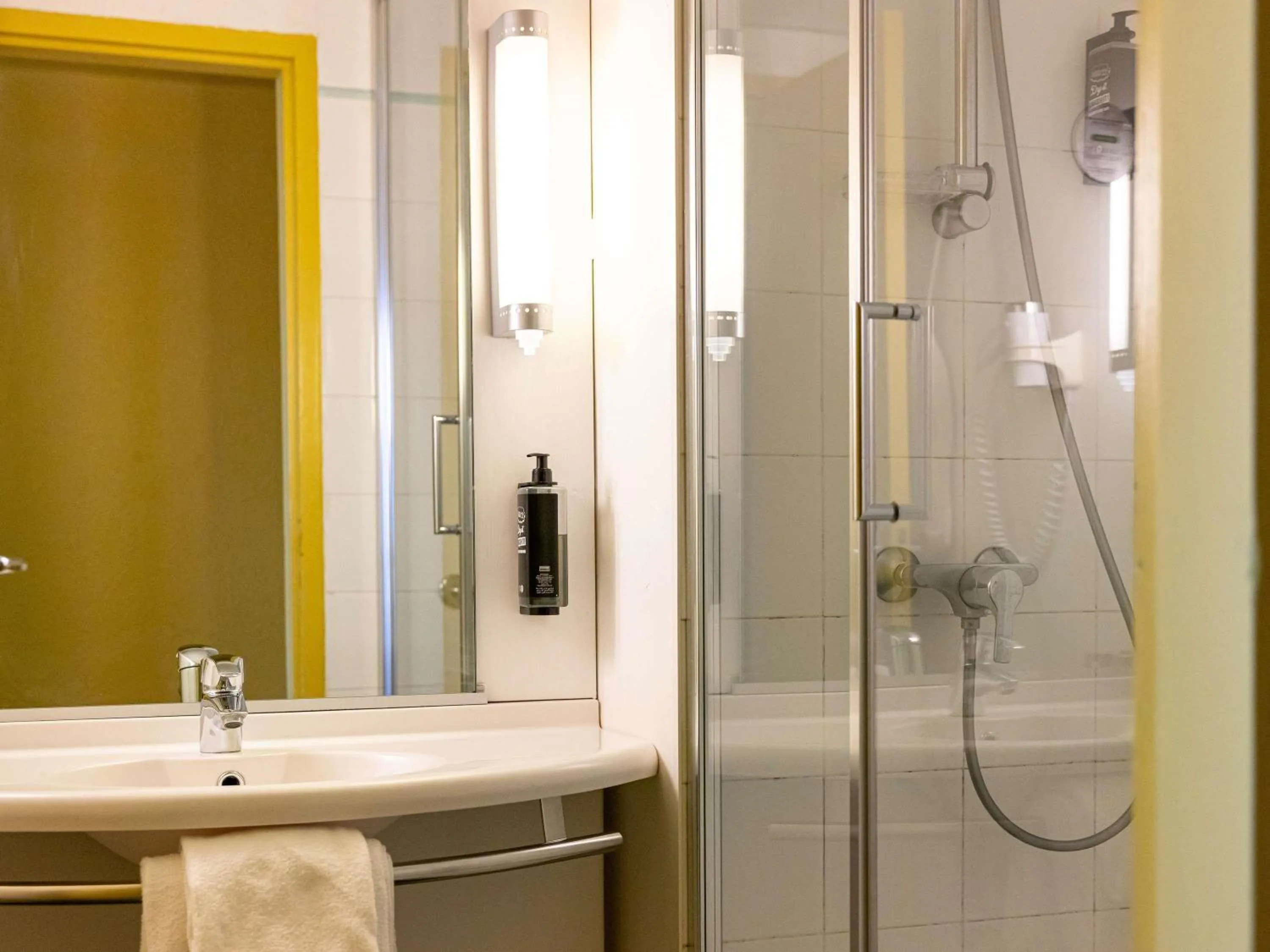 Bedroom in ibis styles Dax Centre