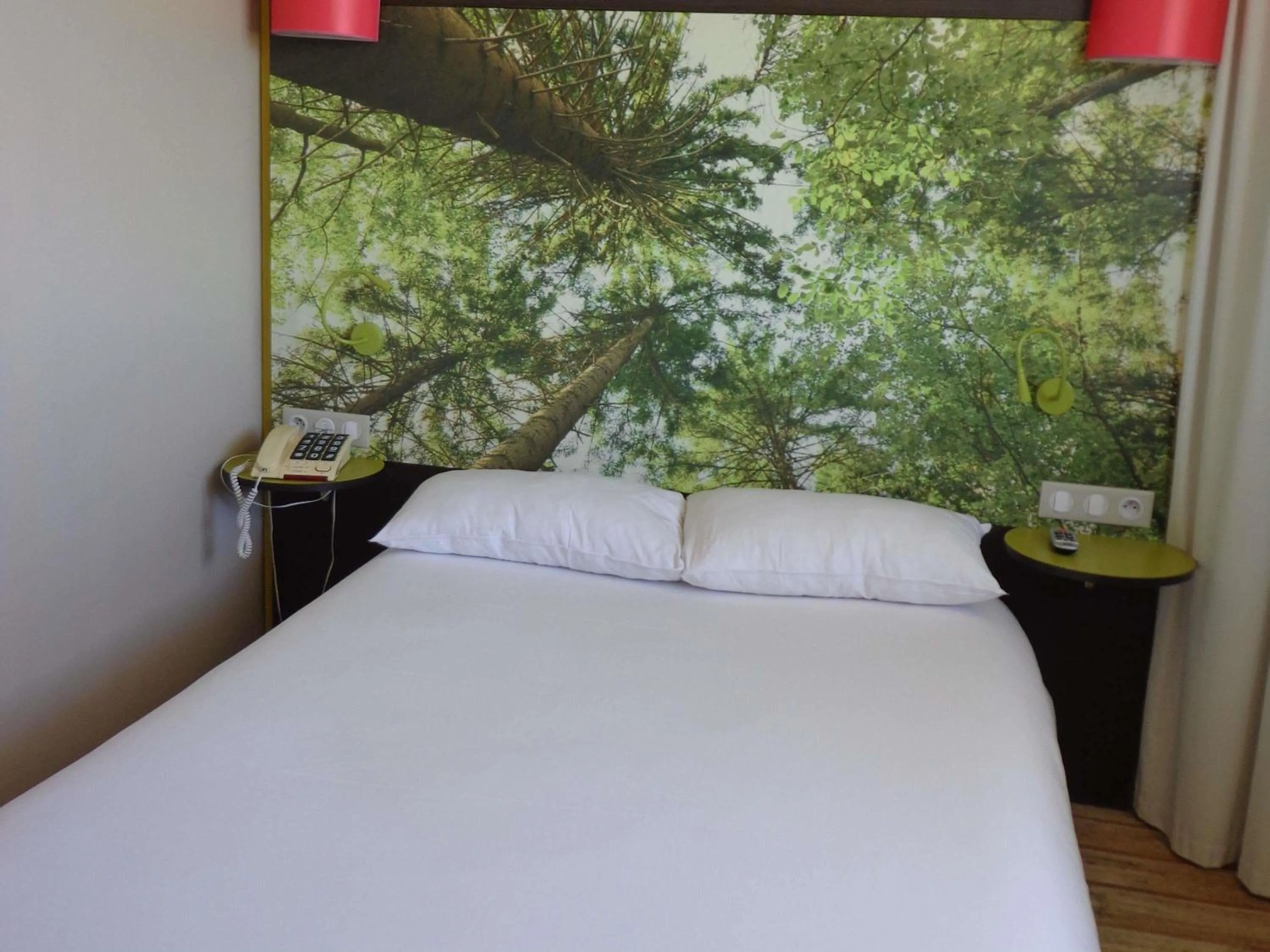 Bedroom, Bed in ibis styles Dax Centre