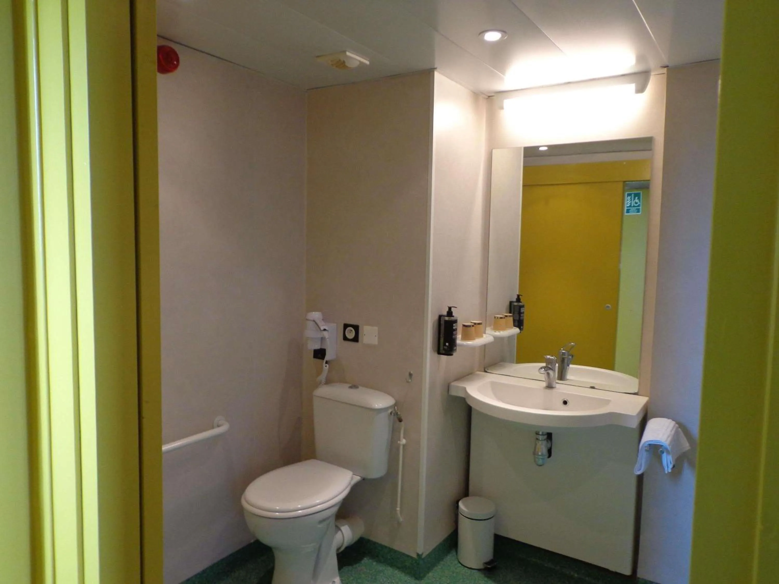 Bedroom in ibis styles Dax Centre