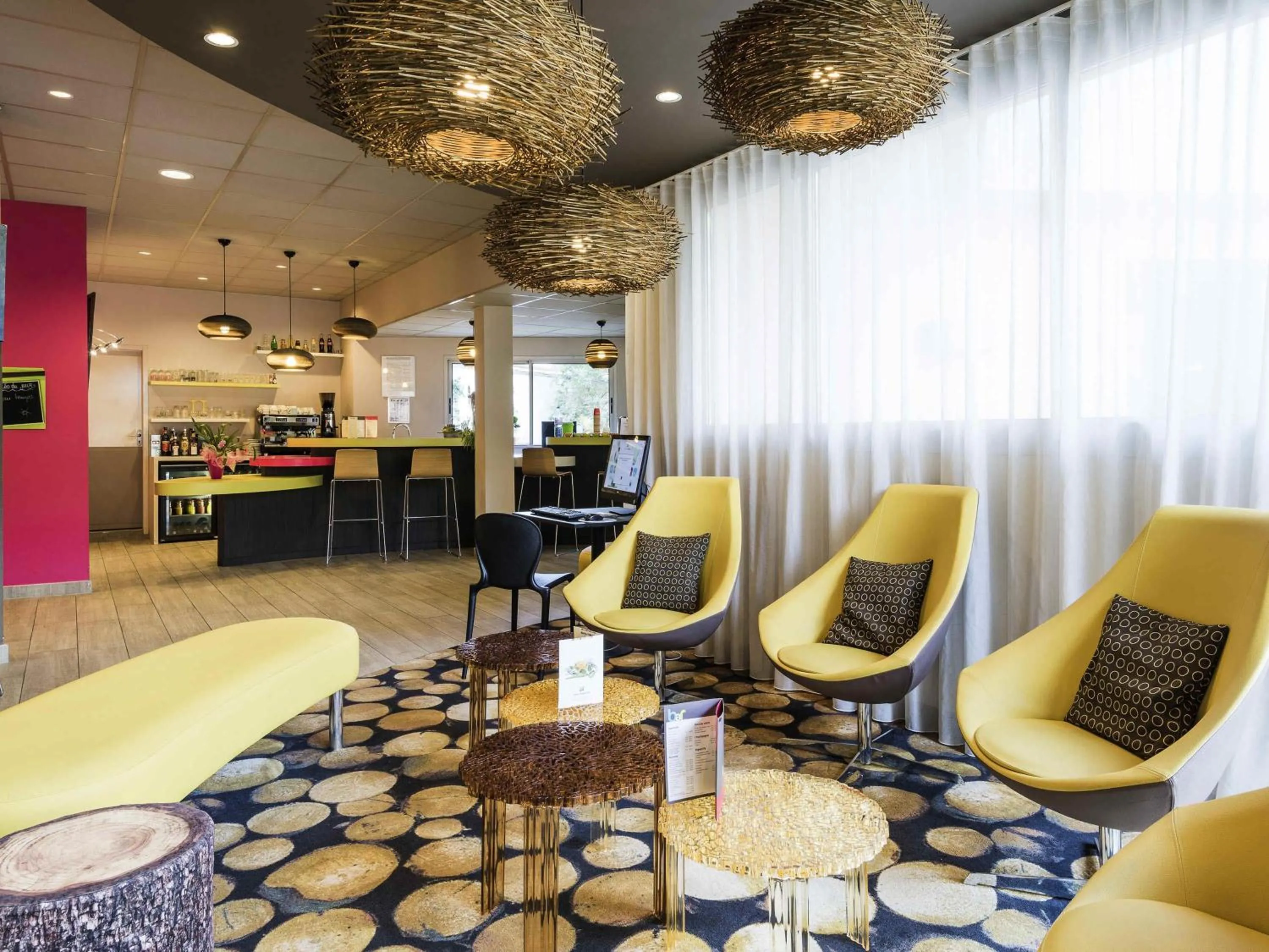 Lounge or bar in ibis styles Dax Centre