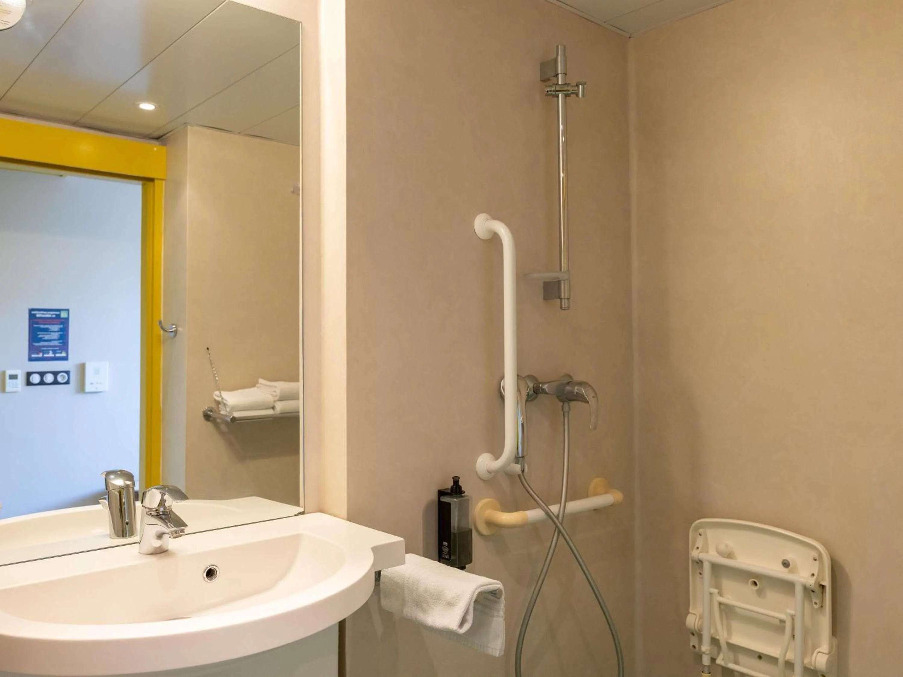 Bedroom in ibis styles Dax Centre