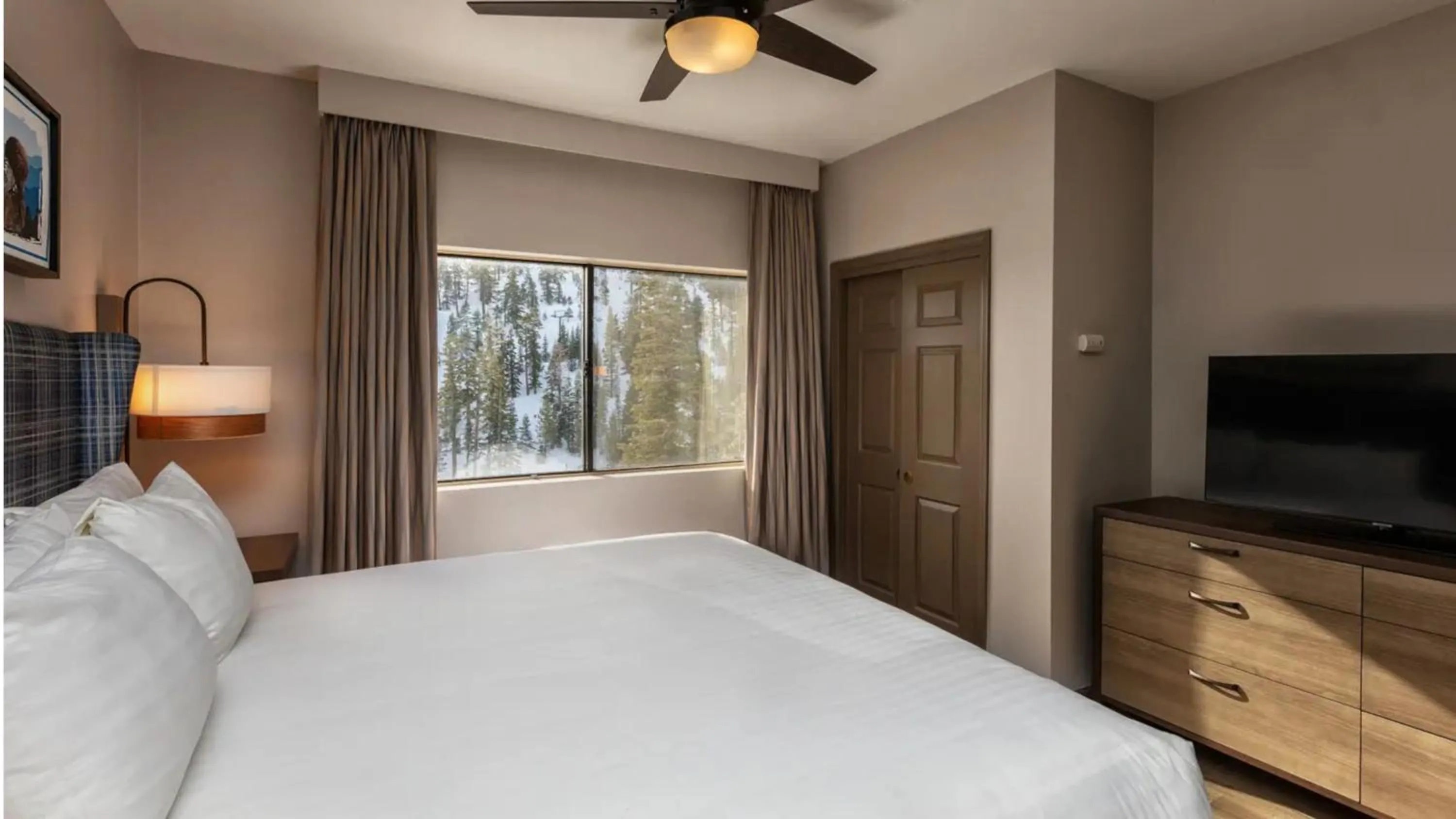 Photo of the whole room, Bed in Holiday Inn Club Vacations - Tahoe Ridge Resort