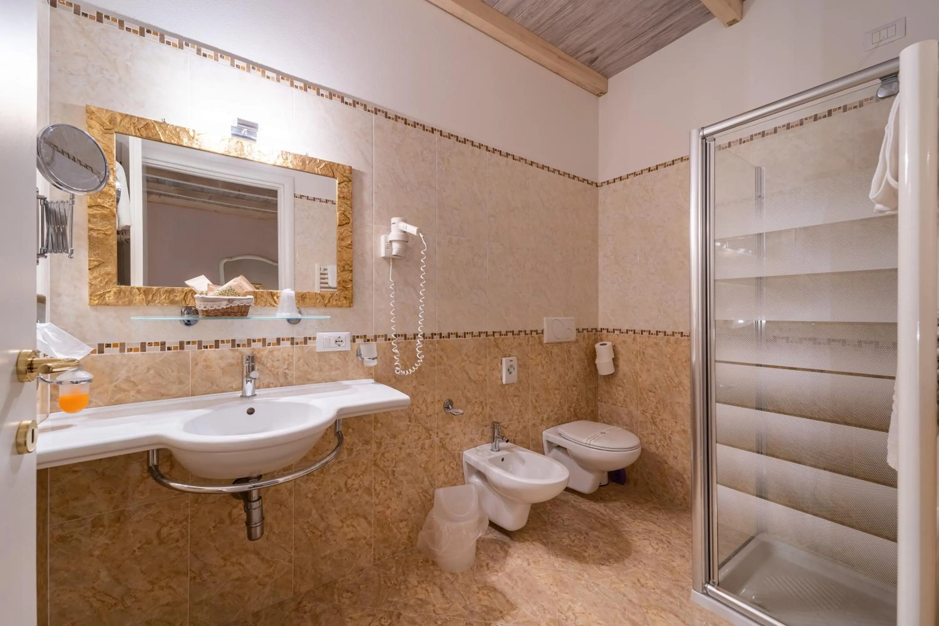 Bathroom in Borgo dei Poeti Romantik Hotel