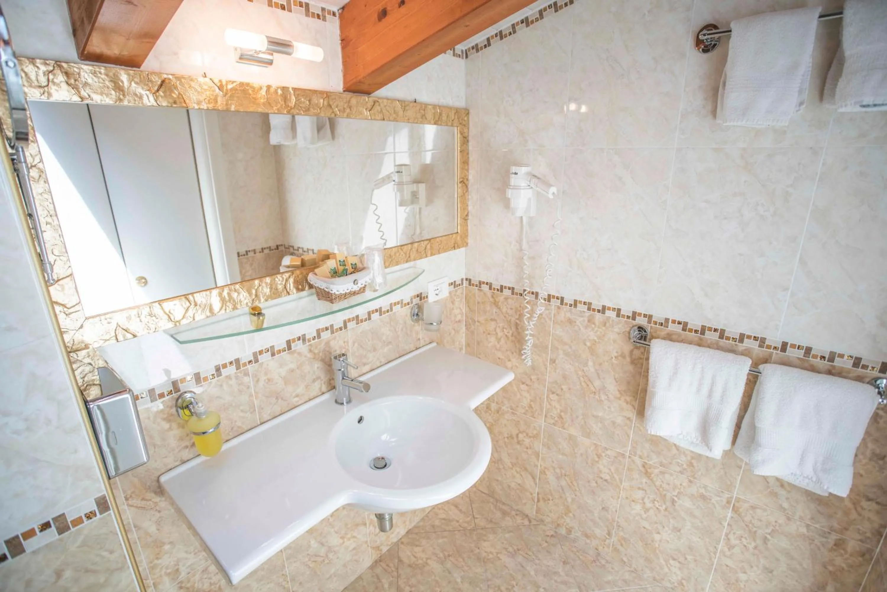 Bathroom in Borgo dei Poeti Romantik Hotel