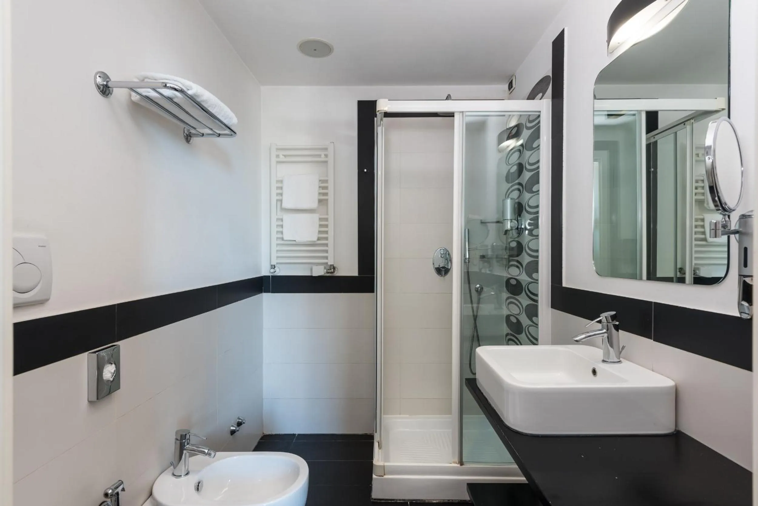 Shower in Noba Hotel e Residenze