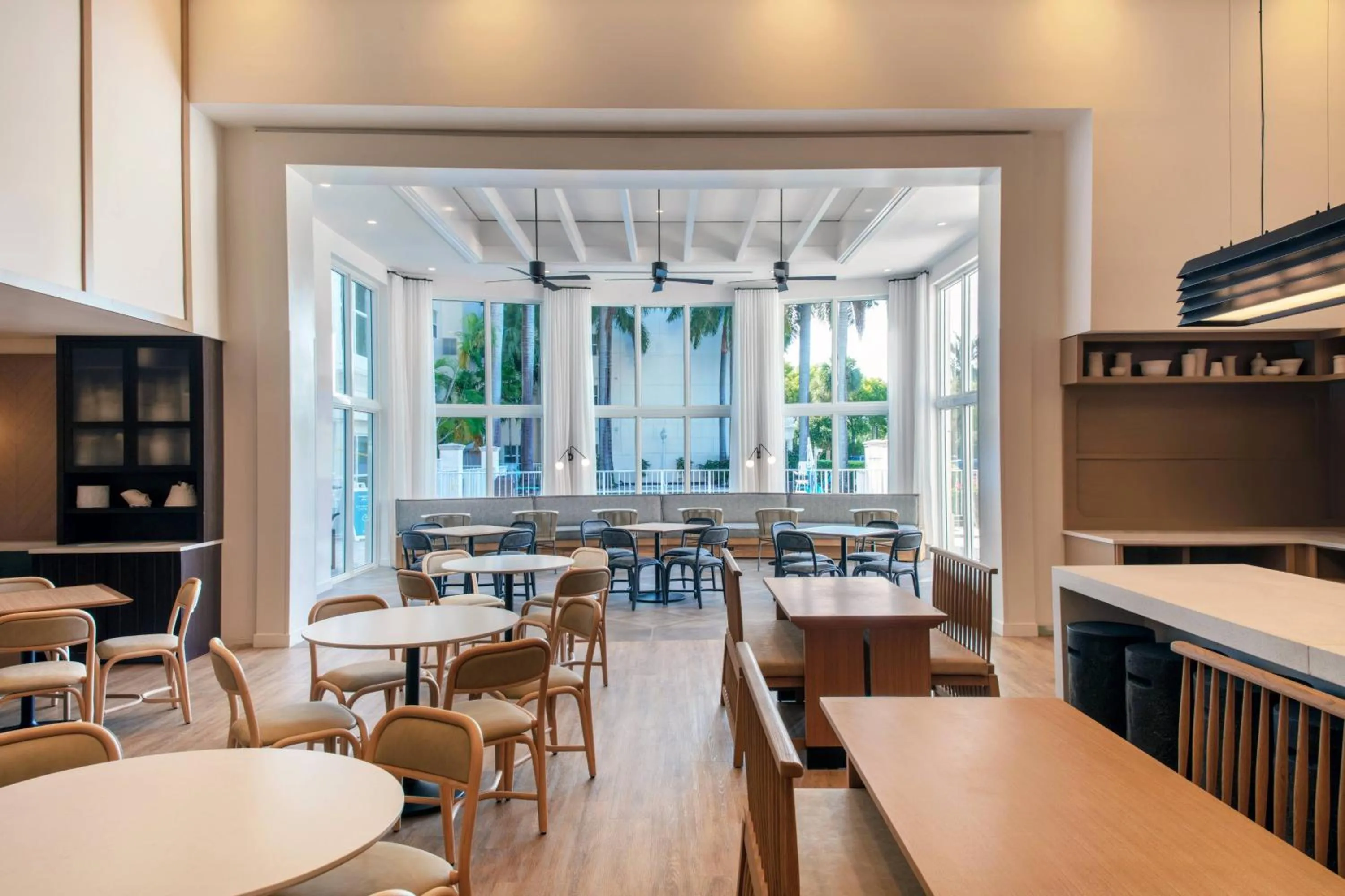 Restaurant/places to eat in Residence Inn by Marriott Miami Aventura Mall