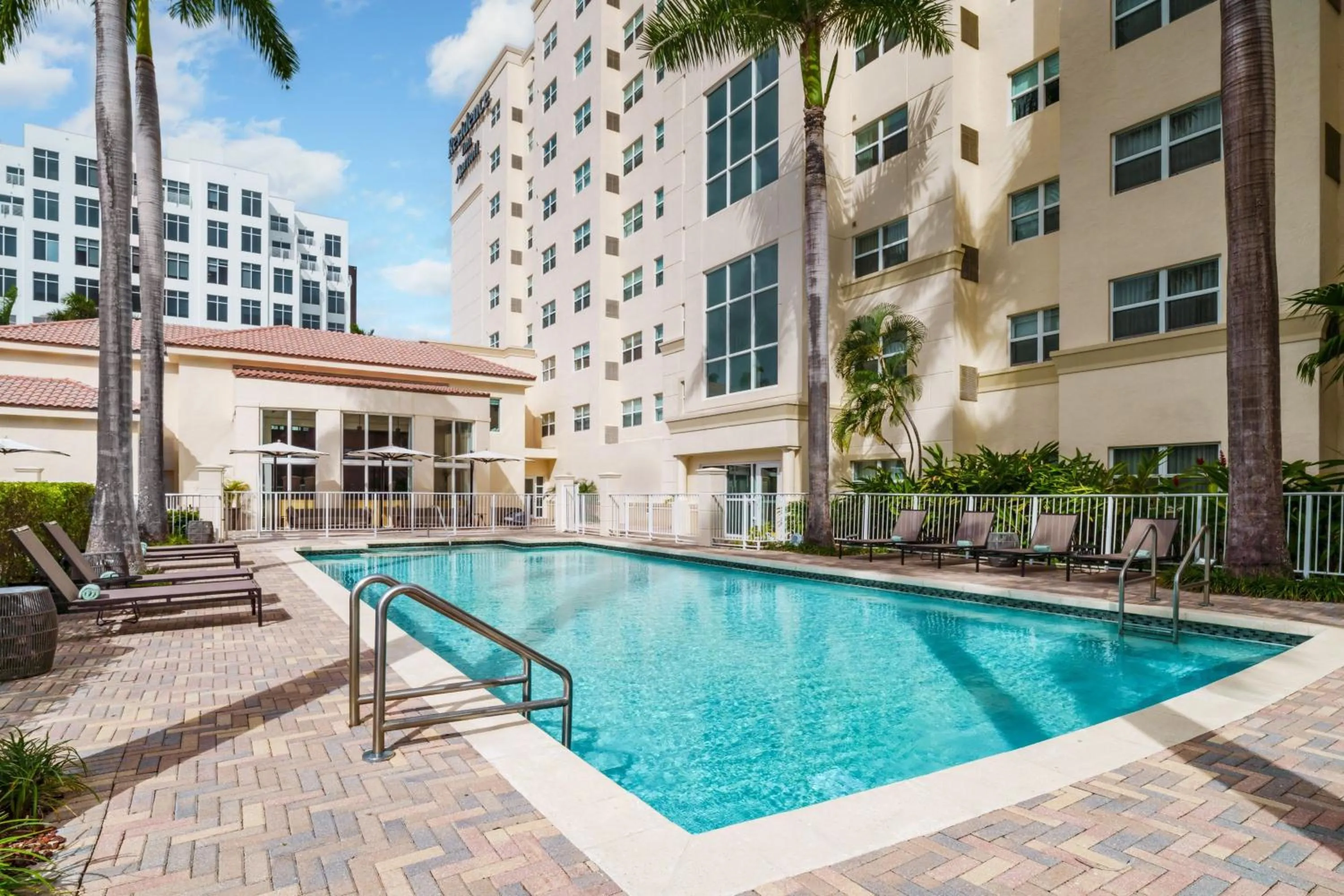 Swimming pool in Residence Inn by Marriott Miami Aventura Mall