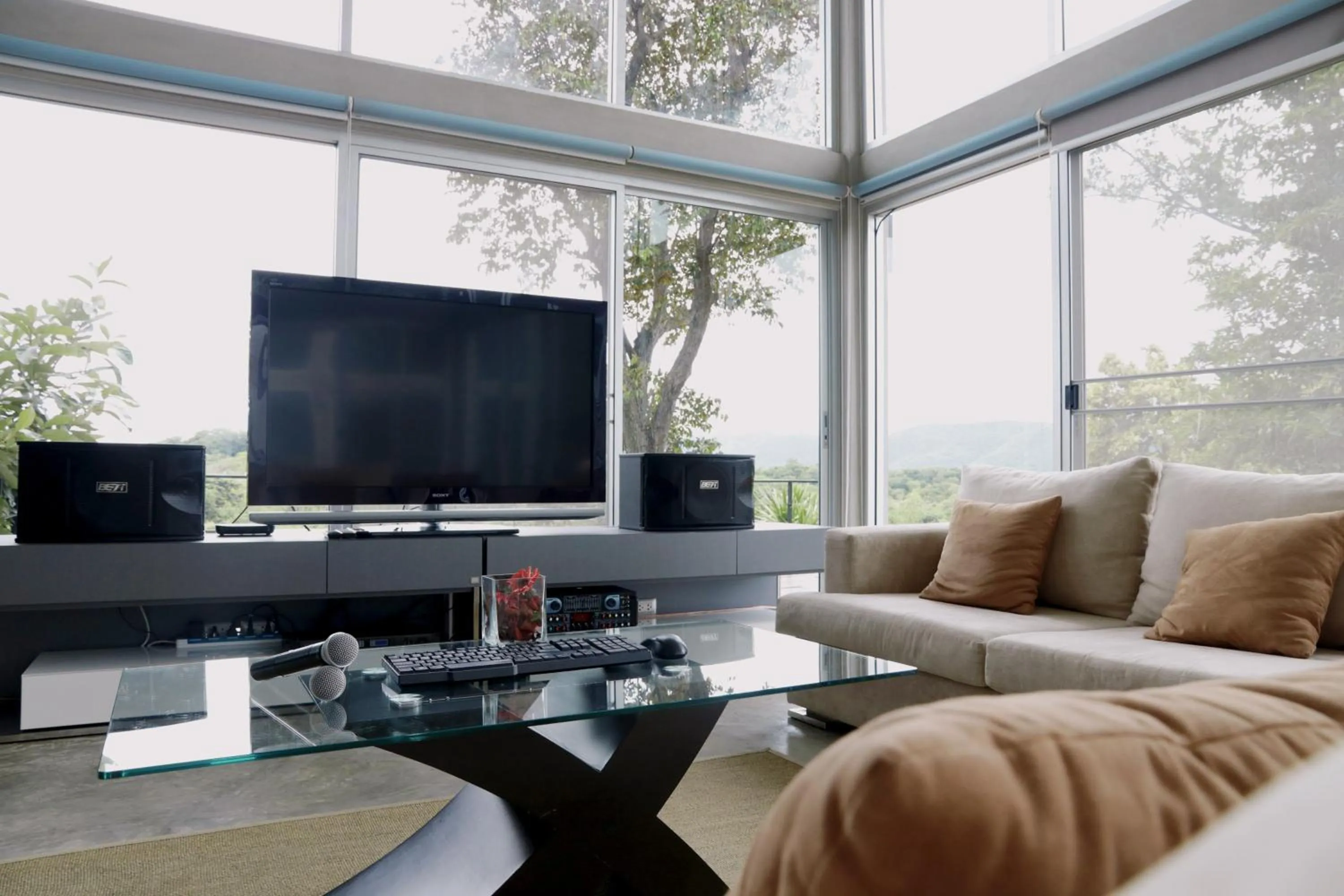 Communal lounge/ TV room in Mighty Mountain Thailand