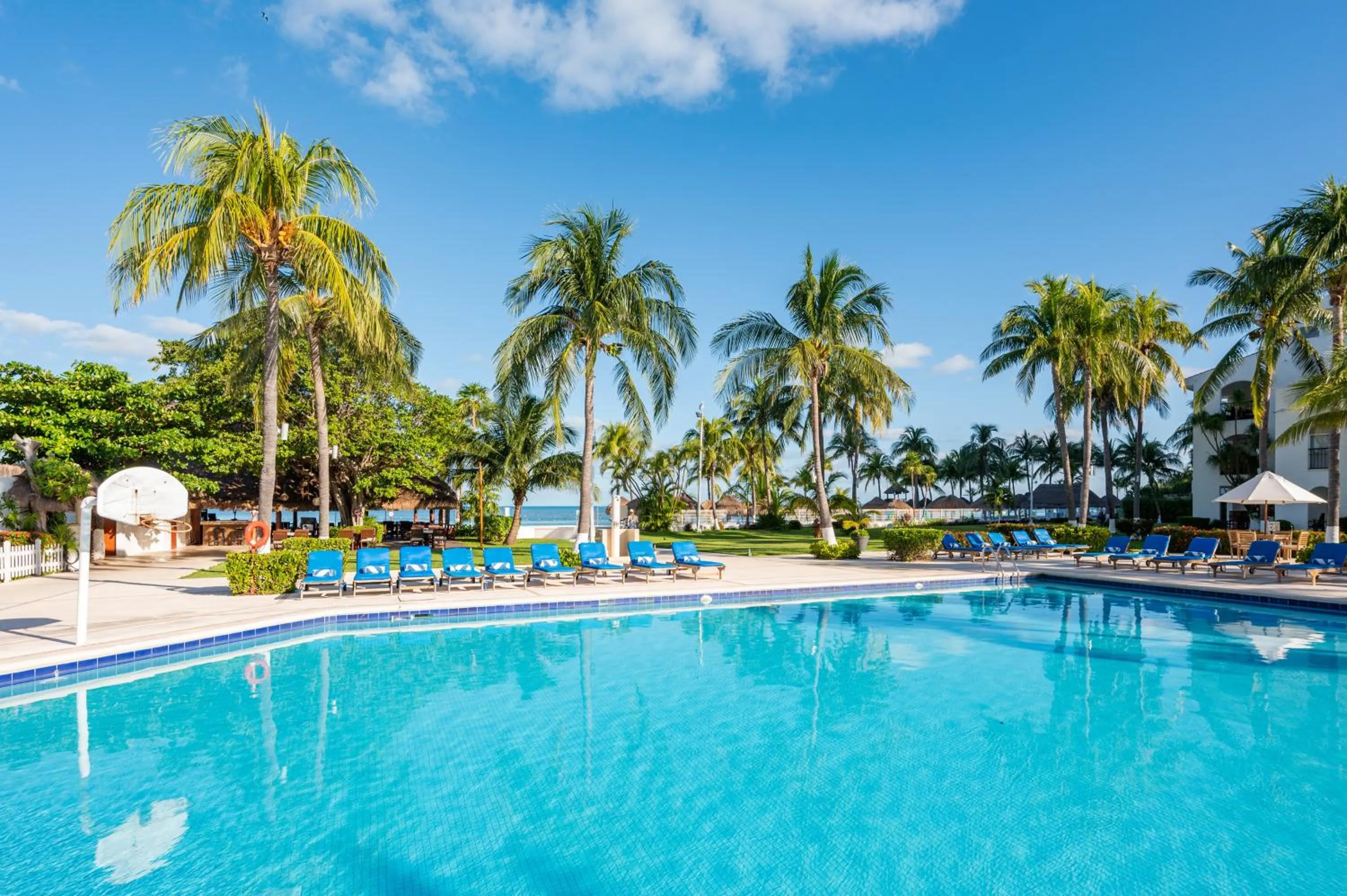 Swimming pool in Beachscape Kin Ha Villas & Suites