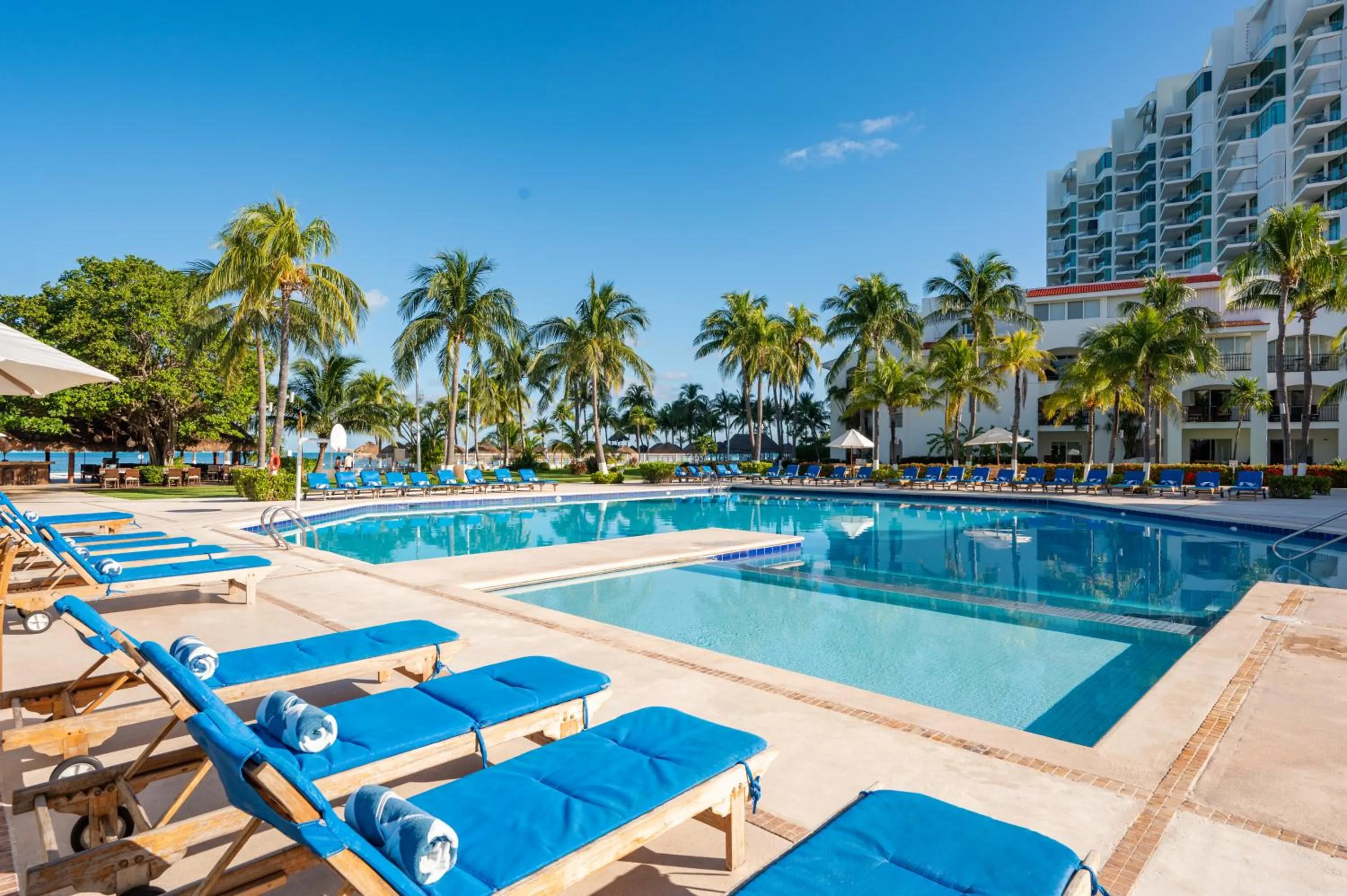 Swimming pool in Beachscape Kin Ha Villas & Suites