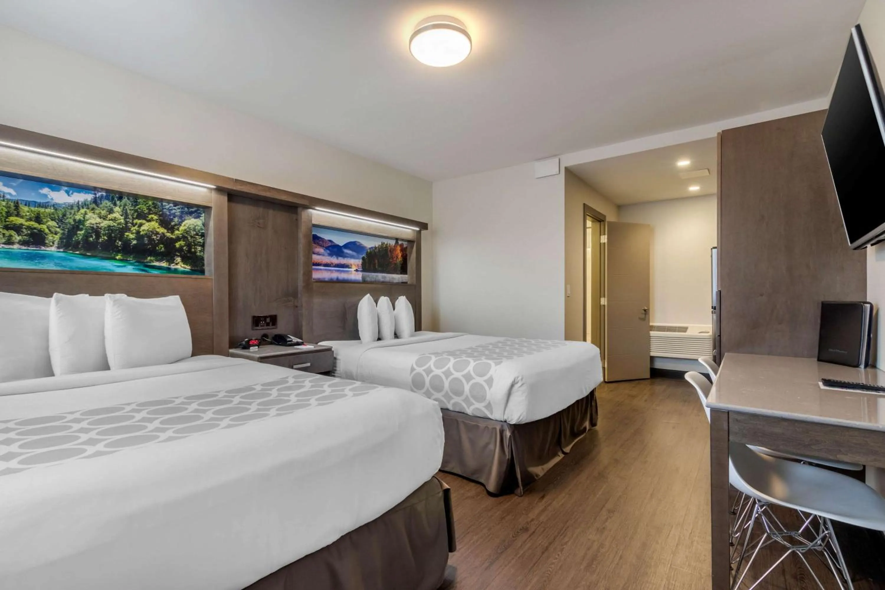 Photo of the whole room, Bed in Super 8 by Wyndham Macleod Trail Calgary