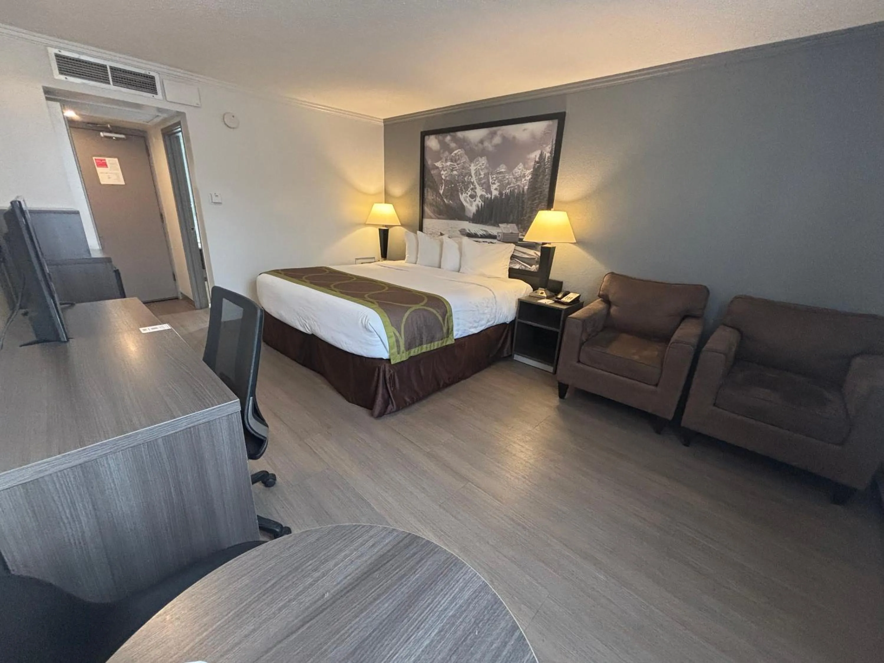 Bedroom, Bed in Super 8 by Wyndham Macleod Trail Calgary