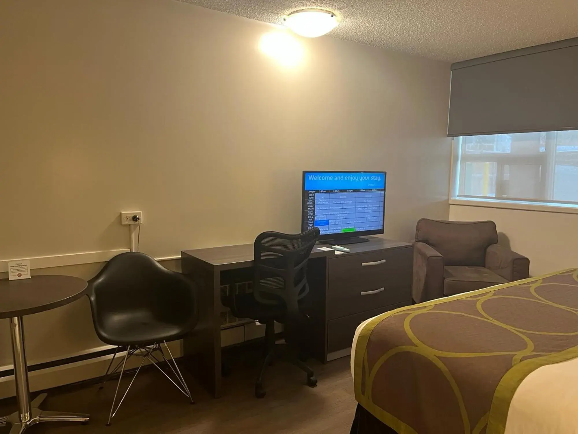 King Room with Kitchenette - Pet-Friendly/Non-Smoking in Super 8 by Wyndham Macleod Trail Calgary King Room with Kitchenette - Pet-Friendly/Non-Smoking in Super 8 by Wyndham Macleod Trail Calgary