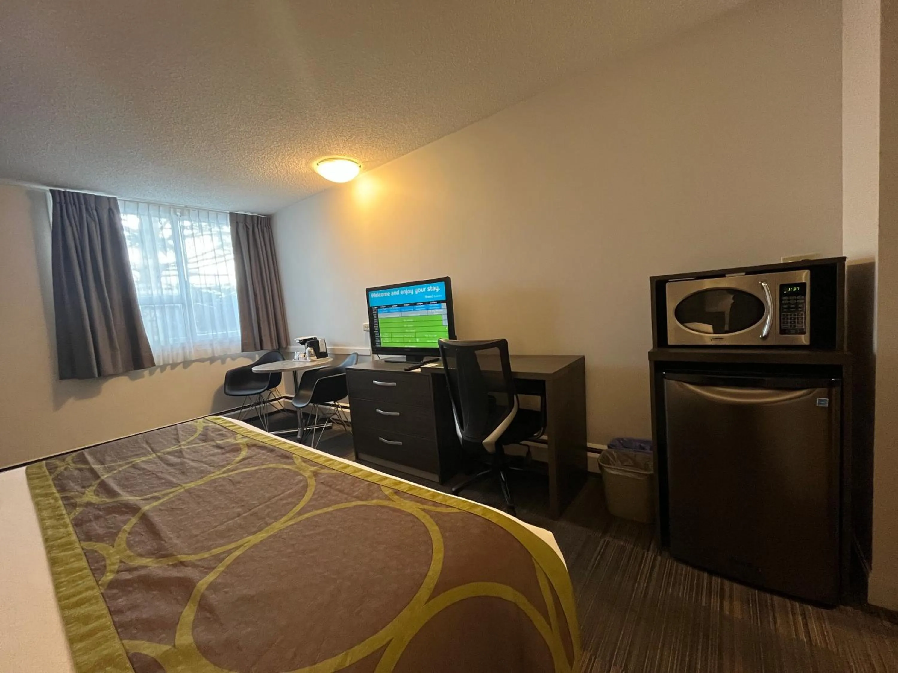 TV and multimedia, Bed in Super 8 by Wyndham Macleod Trail Calgary