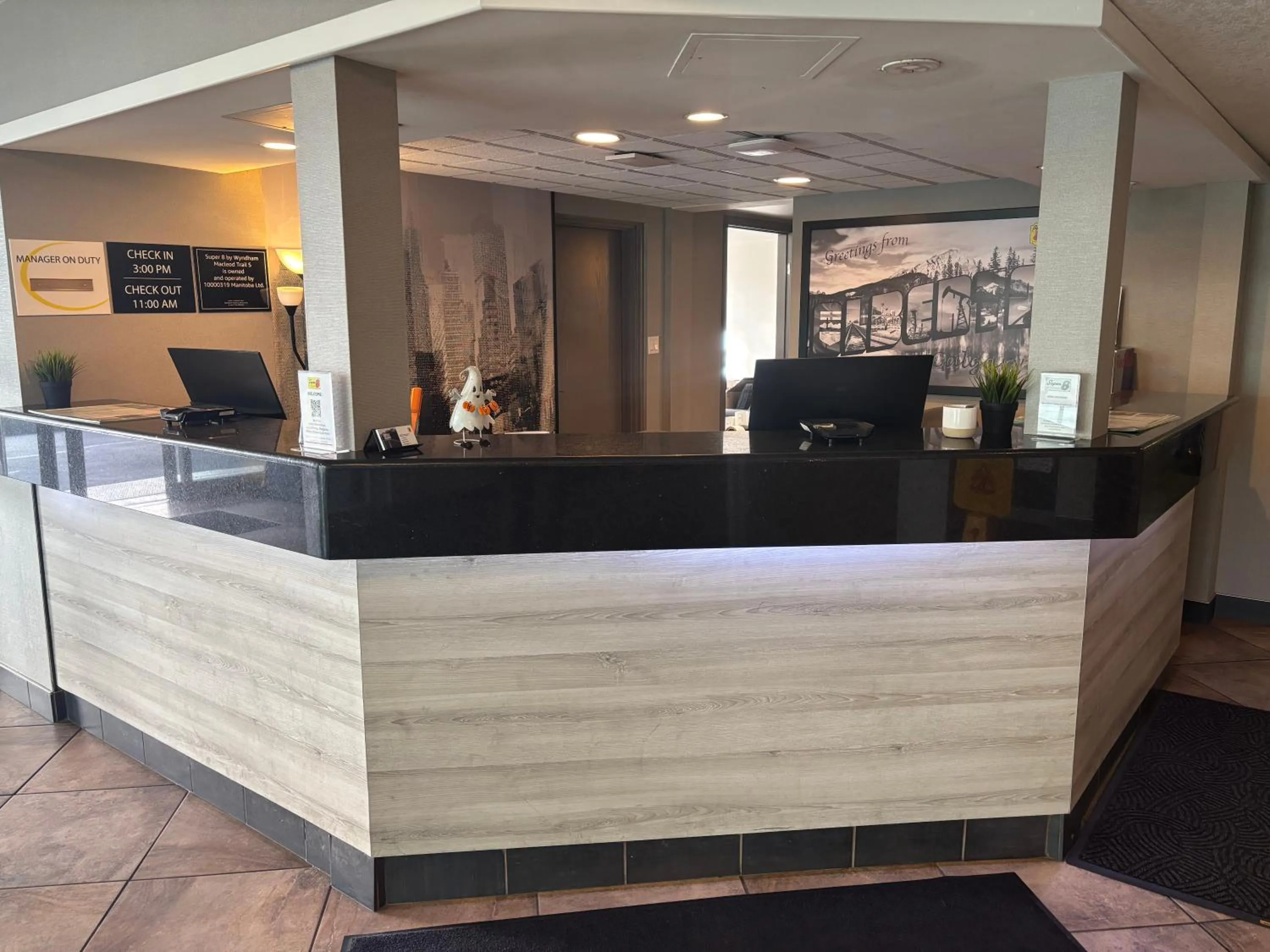 Lobby or reception in Super 8 by Wyndham Macleod Trail Calgary