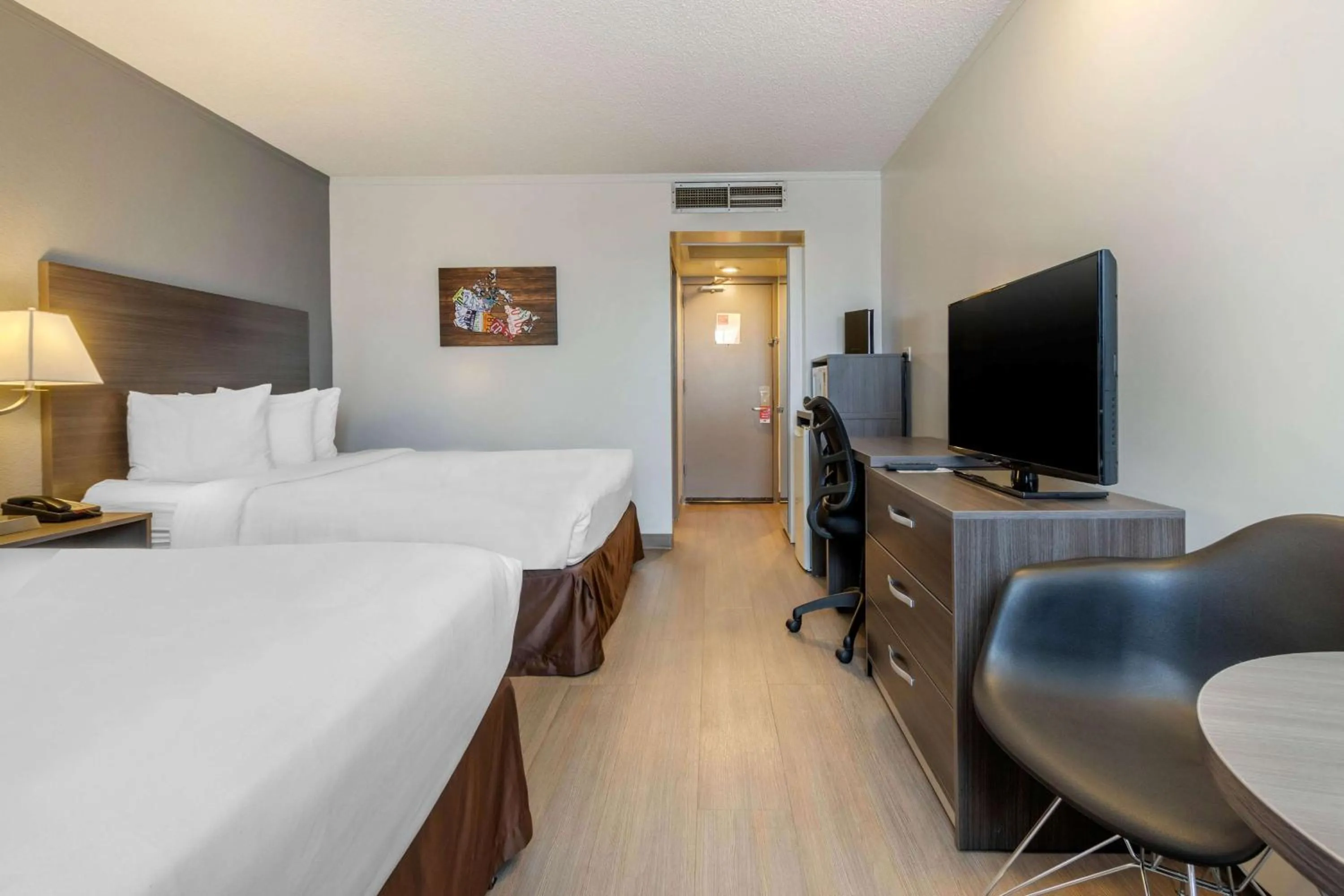 Photo of the whole room, Bed in Super 8 by Wyndham Macleod Trail Calgary