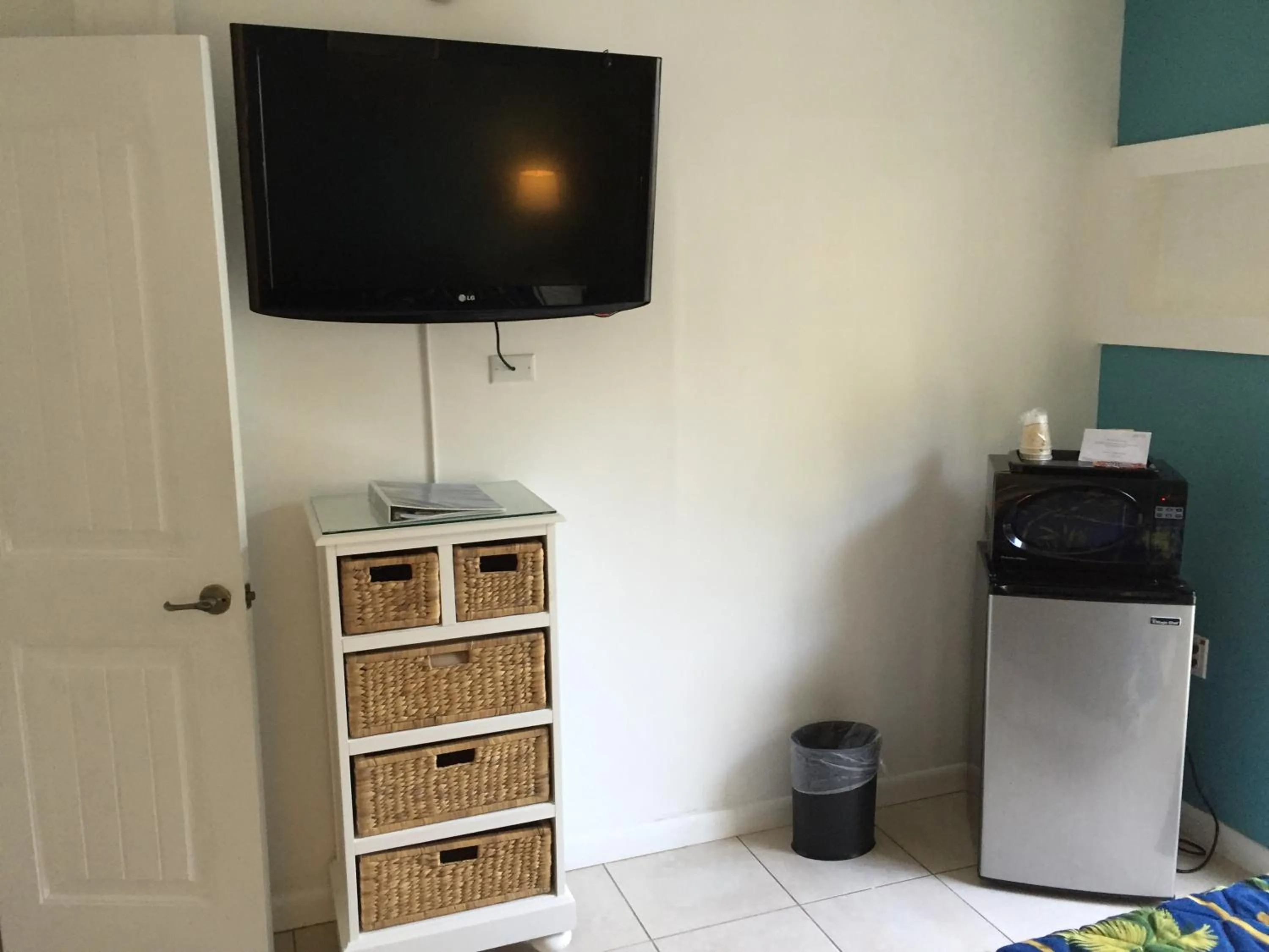 TV and multimedia in Seafarer Key Largo Resort and Beach