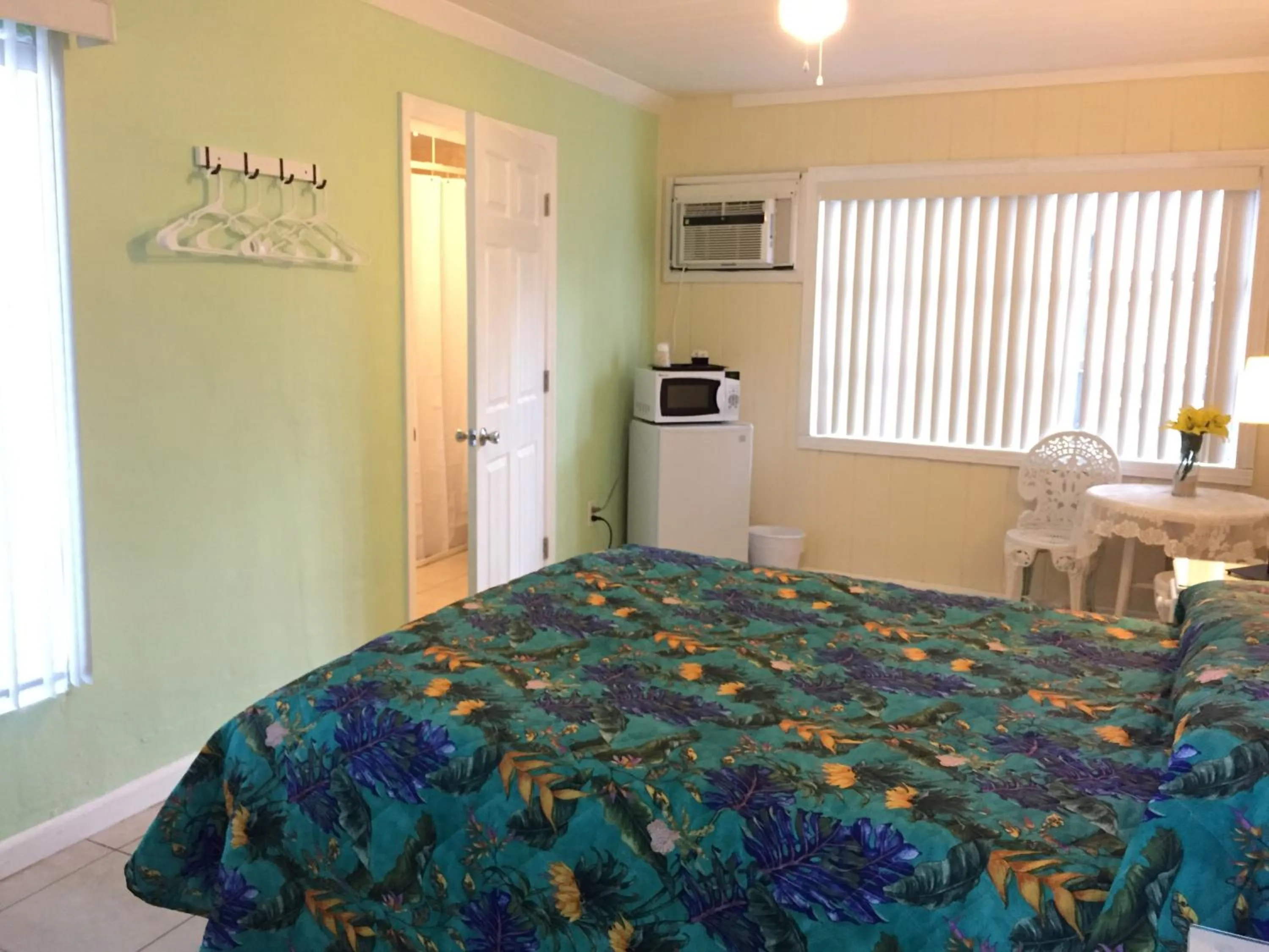 Photo of the whole room, Bed in Seafarer Key Largo Resort and Beach