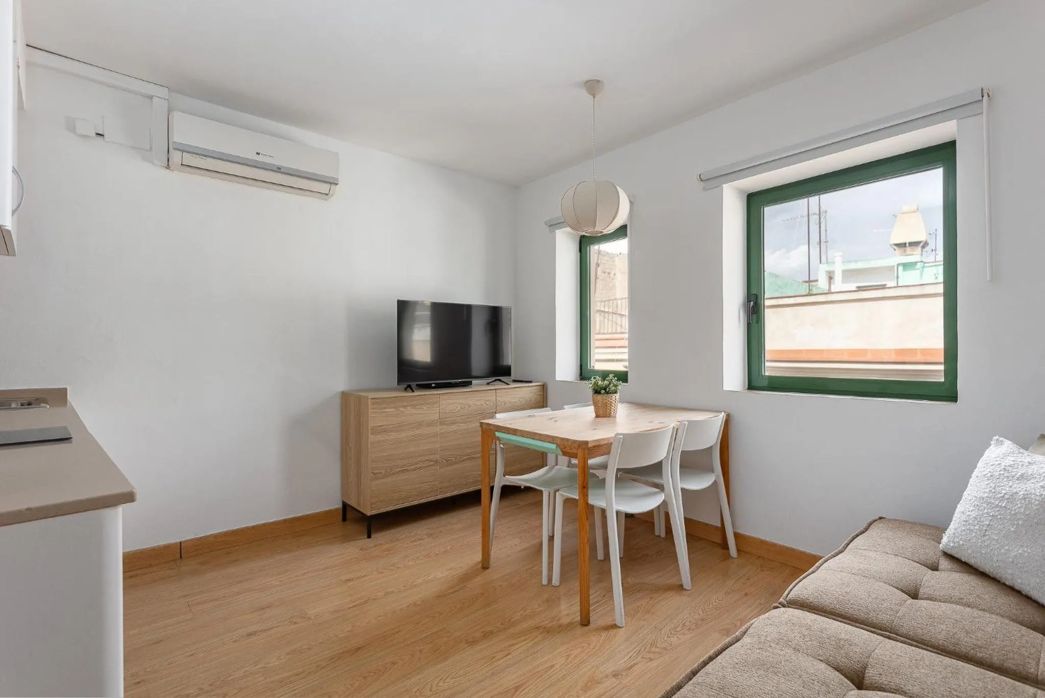 Communal lounge/ TV room in Ola Living Vidreria