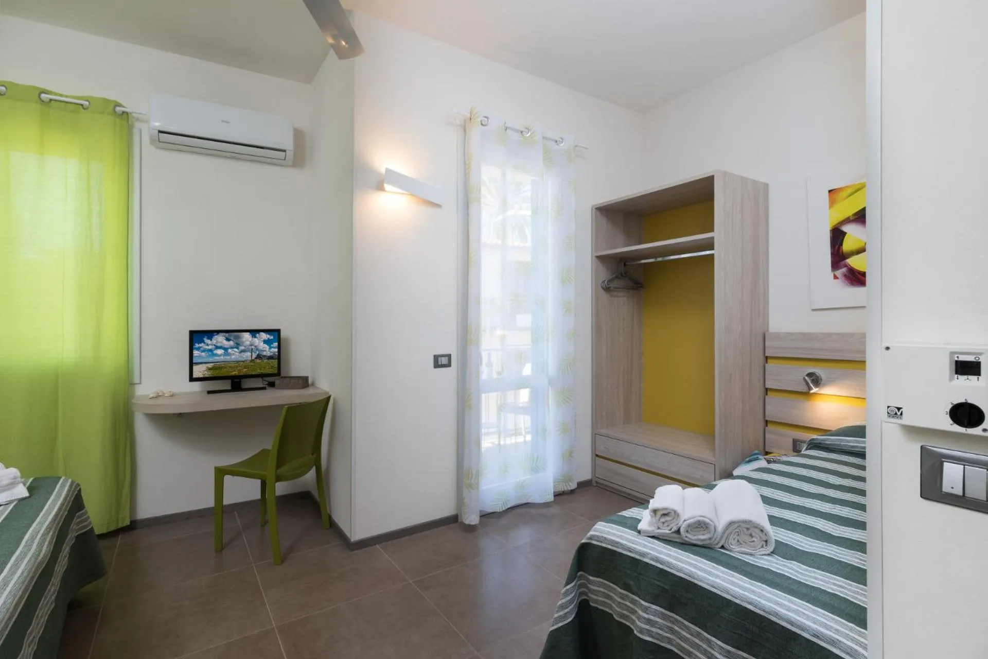 Photo of the whole room, Bed in Reef and Dream