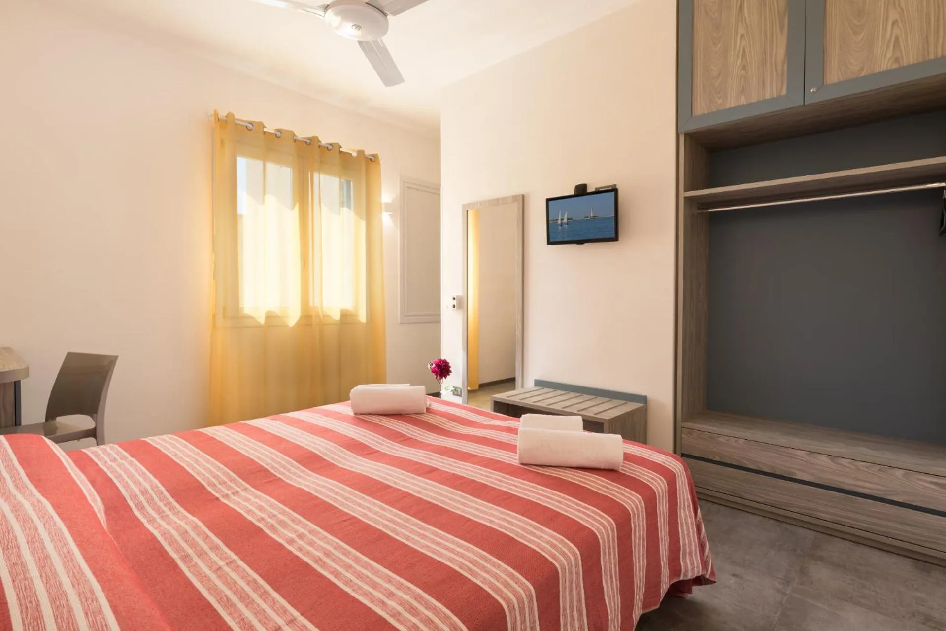 Photo of the whole room, Bed in Reef and Dream