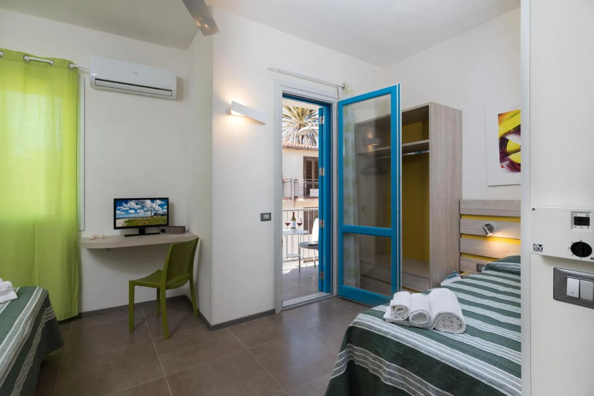 Photo of the whole room, Bed in Reef and Dream