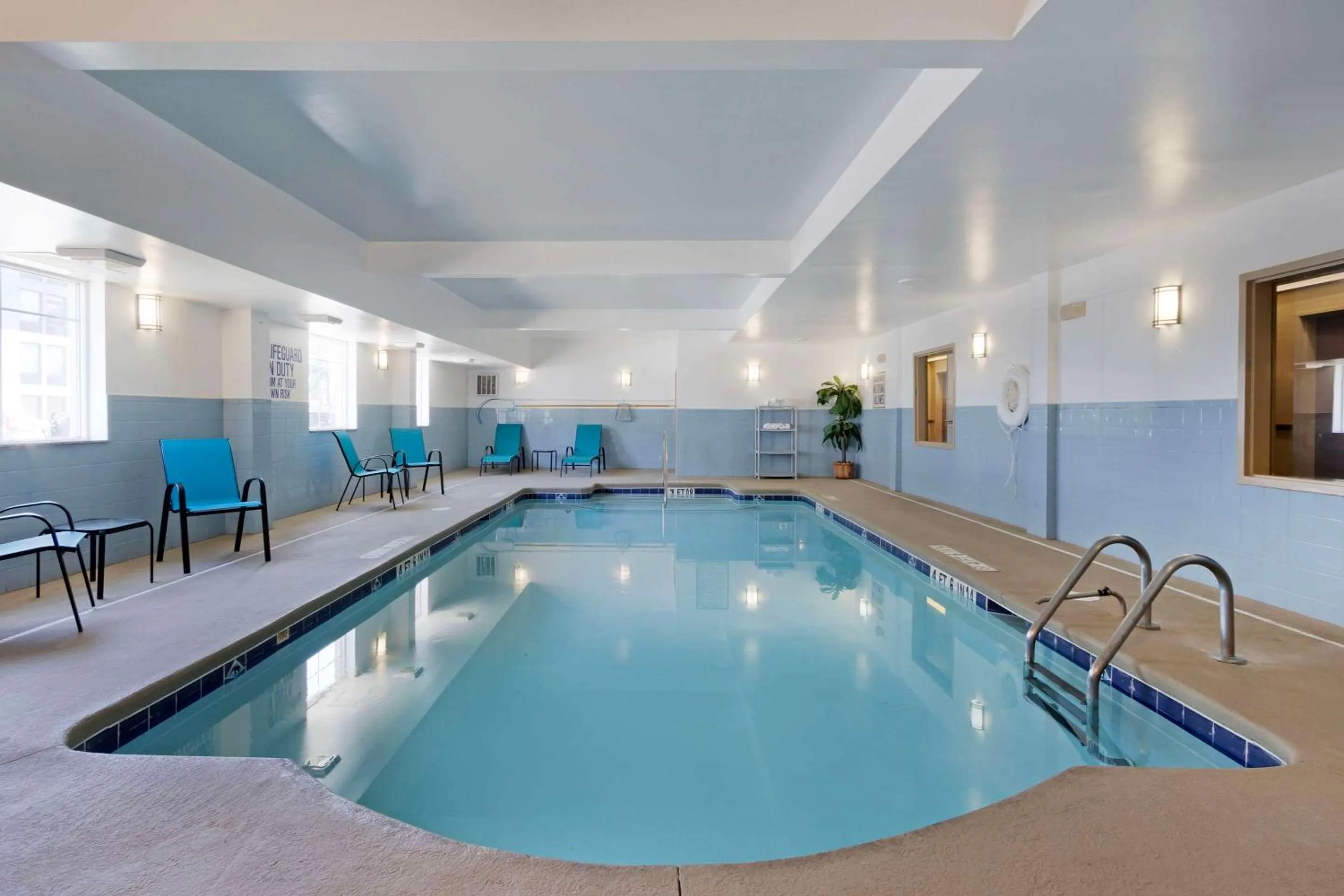 Swimming pool in Comfort Inn & Suites Charleston Airport Convention Center