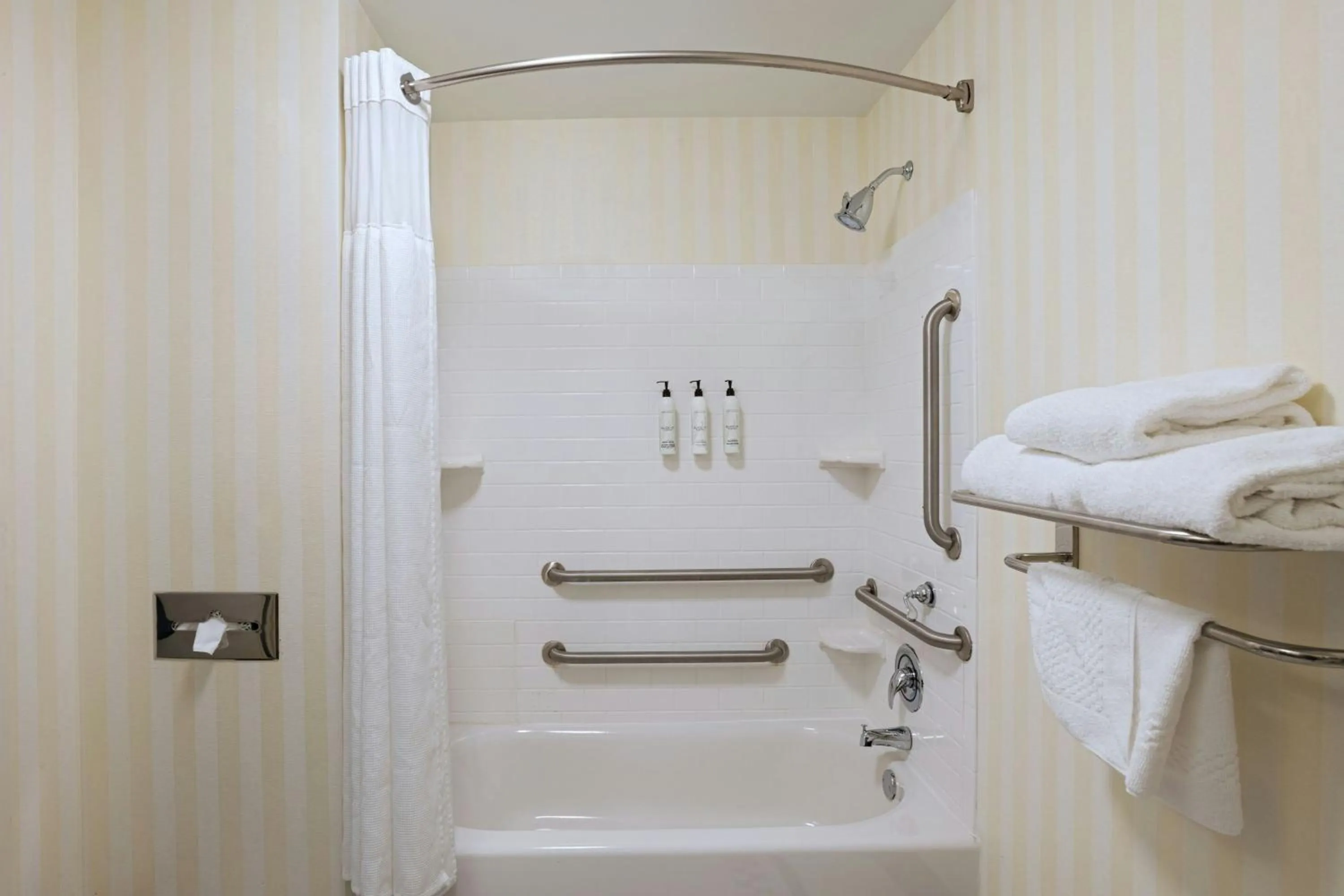 Bathroom in Fairfield Inn & Suites Tulsa South Medical District